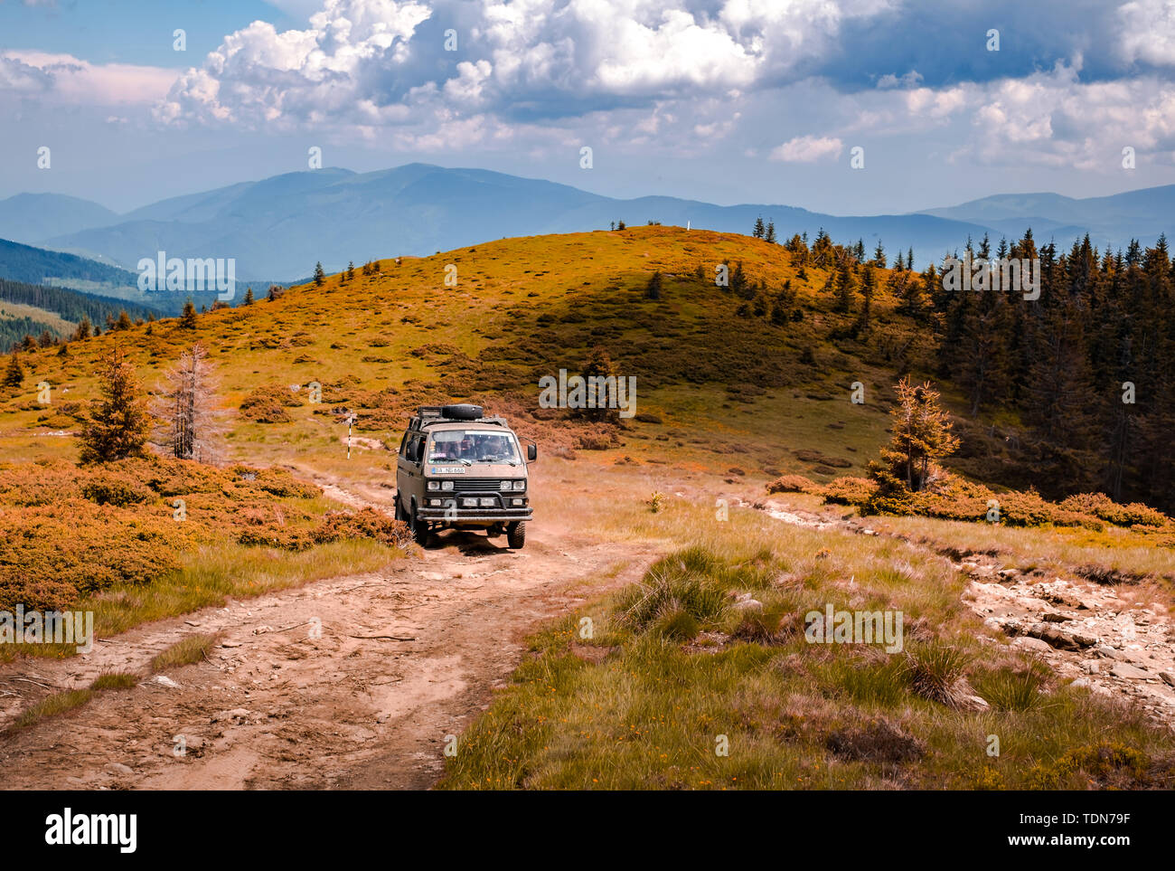 Vintage Volkswagen Minibus sur les montagnes roumaines off road, monts Cindrel, Sibiu, Roumanie Banque D'Images