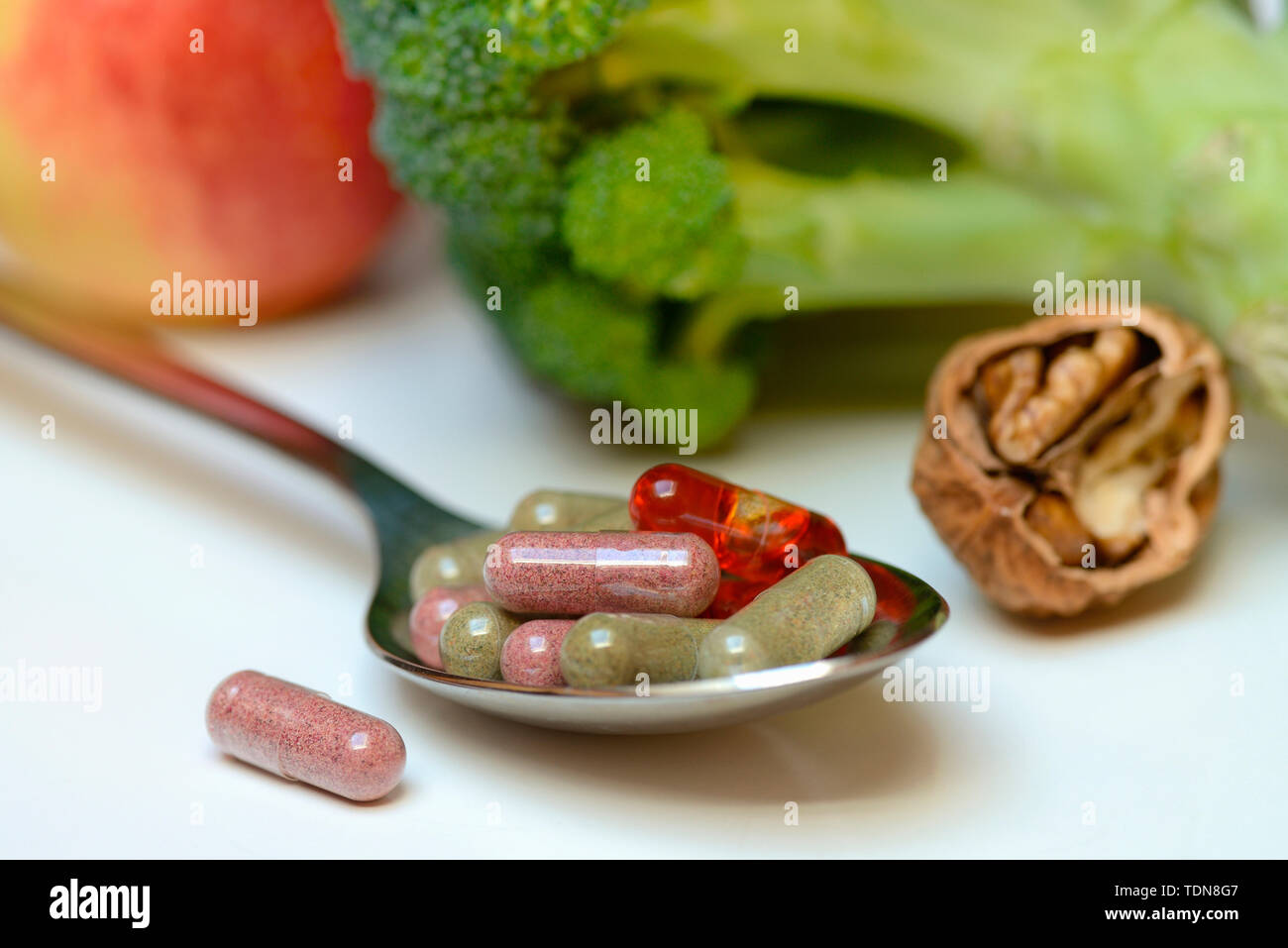 Kapseln auf Loeffel, Omega-3-Fettsaeuren Fischoelkapsel, Vitamin, Banque D'Images