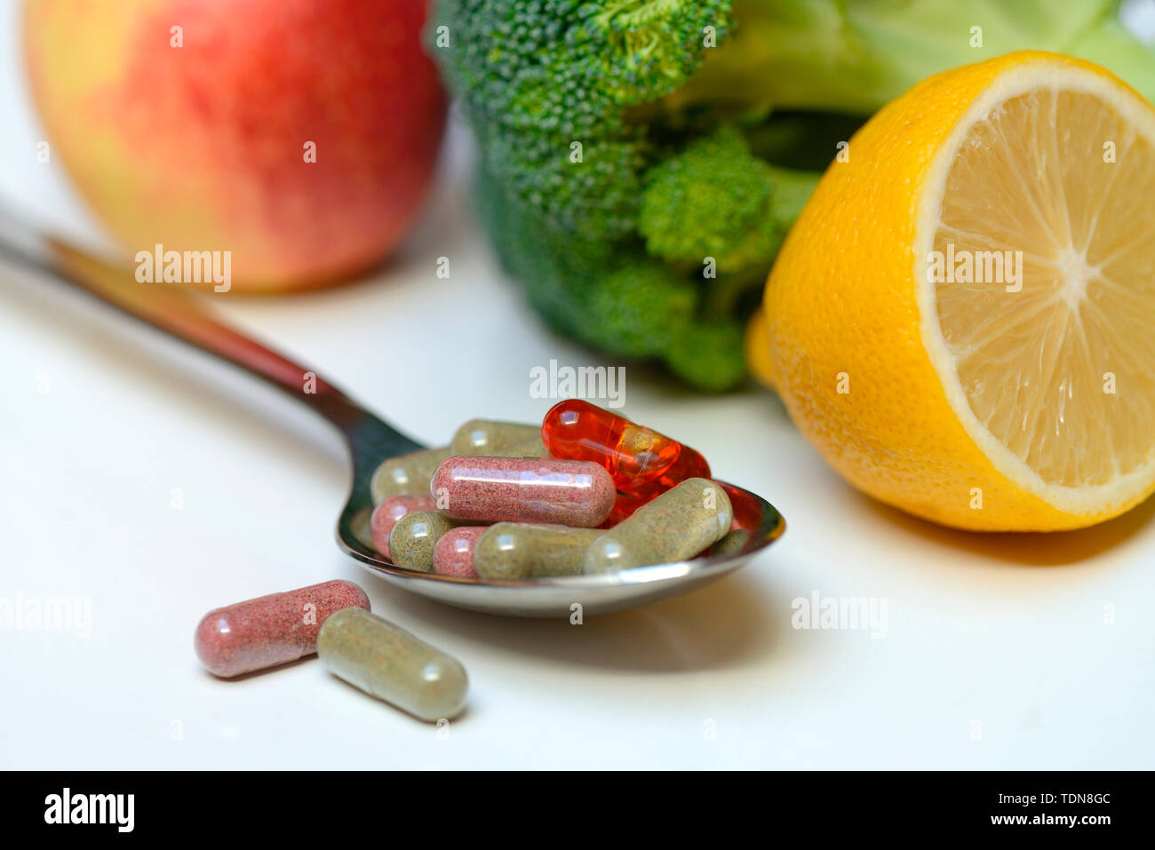 Kapseln auf Loeffel, Omega-3-Fettsaeuren Fischoelkapsel, Vitamin, Banque D'Images