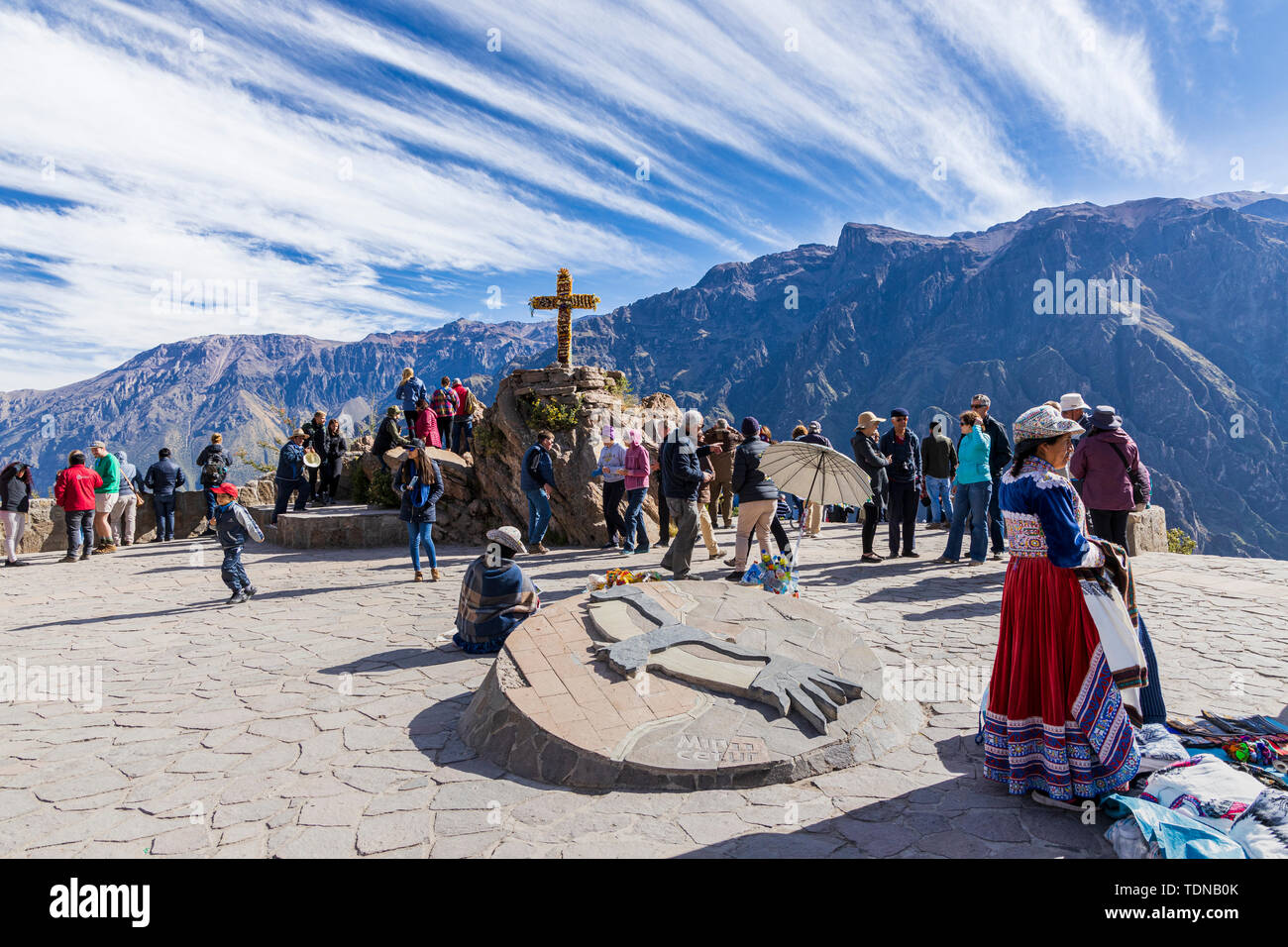Des foules de touristes à la Cruz del Condor point de vue pour voir les oiseaux volant géant en début de matinée, canyon de Colca, Pérou, Amérique du Sud Banque D'Images