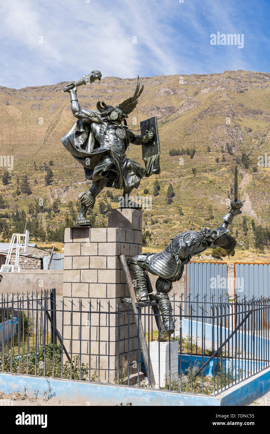 Statue de guerrier Inca combattre un conquistador espagnol dans la maca, Canyon de Colca, Pérou, Amérique du Sud, Banque D'Images