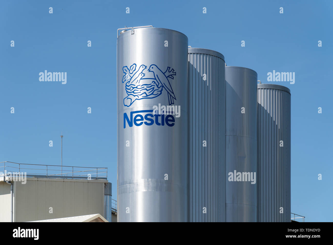 Valga, Espagne ; 16 juin 2019 : le logo de Nestlé sur le réservoir de l'usine de Valdeorras Banque D'Images