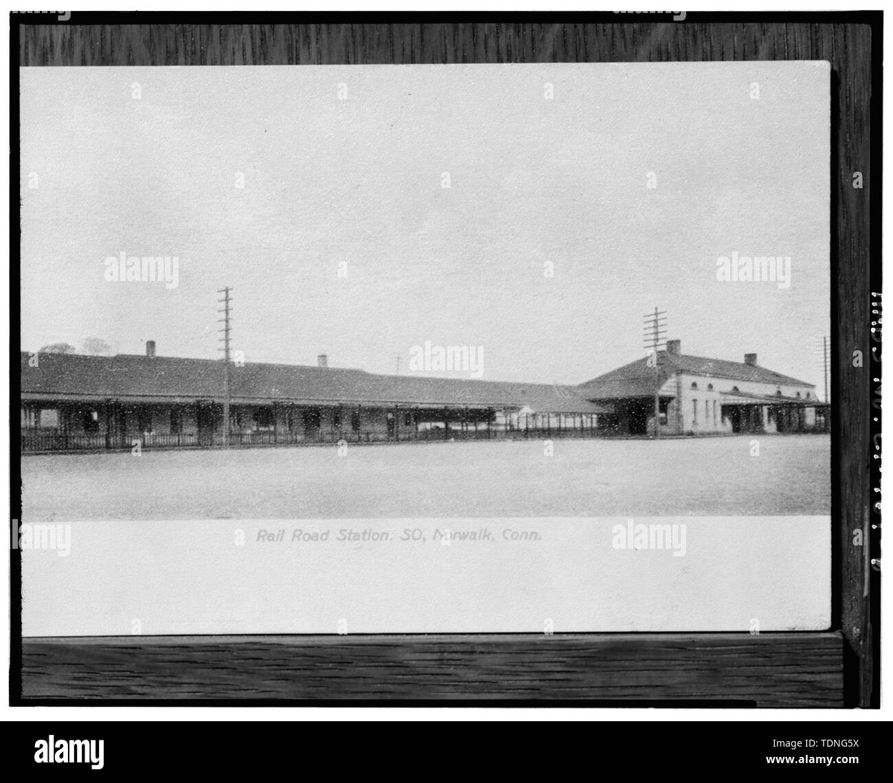 Photocopie de carte postale ancienne, montrant orig. Station - Station de chemin de fer de South Norwalk (direction est), Monroe Street, Norwalk, comté de Fairfield, CT Banque D'Images