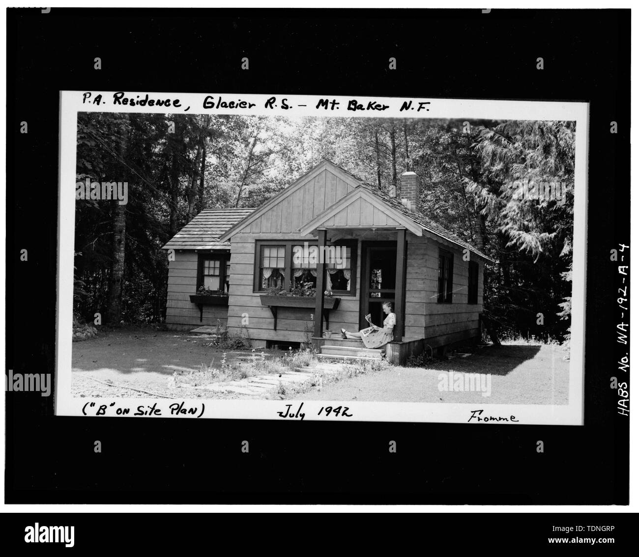 (4 x 5 pouces de l'élargissement de 1942 x 3-1-2 5-7-8 pouces imprimer par R. Fromme ; dans des fichiers, bureau du superviseur, Mt. Baker-Snoqualmie National Forest) est (PRINCIPAL) de l'ALTITUDE DE LA RÉSIDENCE DE L'ASSISTANT DE PROTECTION - Glacier Station forestière, la protection du domicile de l'Assistant, Washington State Route 542, Glacier, comté de Whatcom, WA ; Maul, David, émetteur Banque D'Images