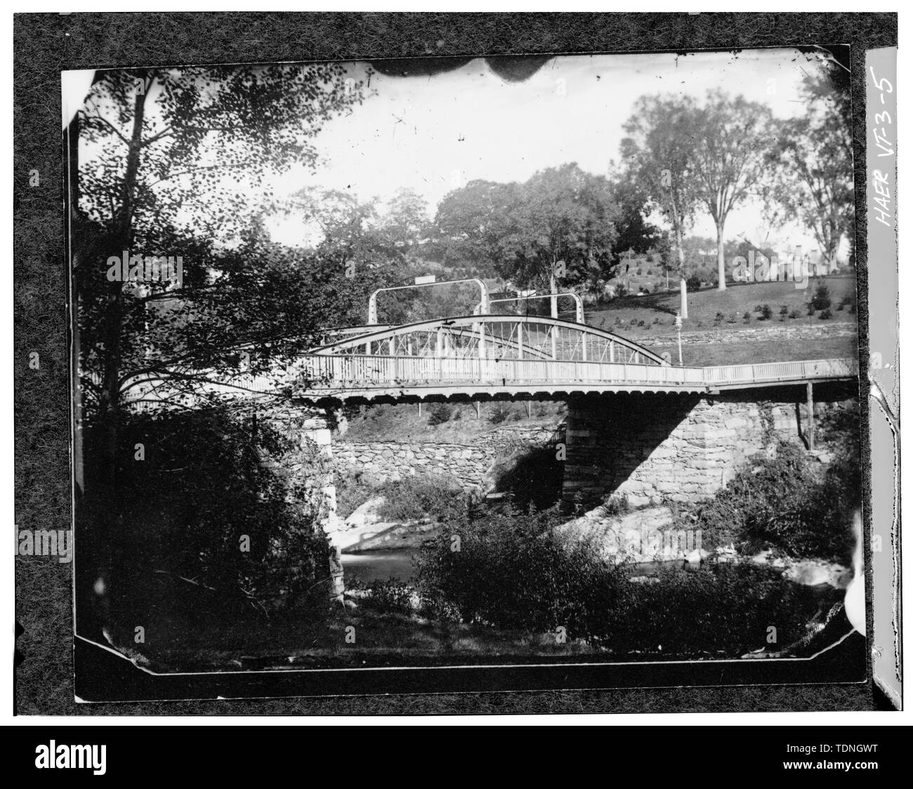 (Original en possession de la Société historique de Woodstock) Date inconnue. Reproduit avec l'autorisation à la NORTH - Elm Street Bridge, enjambant la rivière Ottauquechee, Woodstock, comté de Windsor, VT ; Pont National et de fer ; de l'entreprise et de Woodstock Royalton Turnpike Company ; Raymond, William ; Raymond, Barna ; Marsh, Charles P ; Parker, Charles H ; Parker, un W ; Blodgett, William A ; Curry, Cadwallader ; Clement, Dan, émetteur ; Christianson, Justine, émetteur Banque D'Images