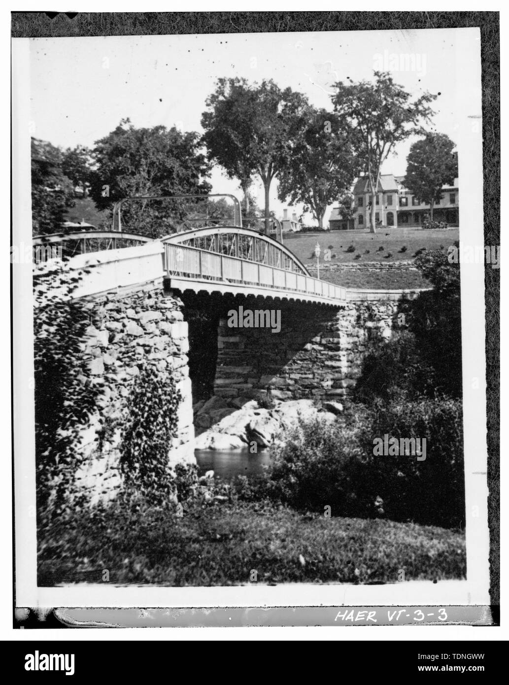 (Original en possession de la Société historique de Woodstock) date inconnue. Reproduit avec autorisation. Vue en direction nord vers George Perkins Marsh National Monument Historique - Elm Street Bridge, enjambant la rivière Ottauquechee, Woodstock, comté de Windsor, VT ; Pont National et de fer ; de l'entreprise et de Woodstock Royalton Turnpike Company ; Raymond, William ; Raymond, Barna ; Marsh, Charles P ; Parker, Charles H ; Parker, un W ; Blodgett, William A ; Curry, Cadwallader ; Clement, Dan, émetteur ; Christianson, Justine, émetteur Banque D'Images