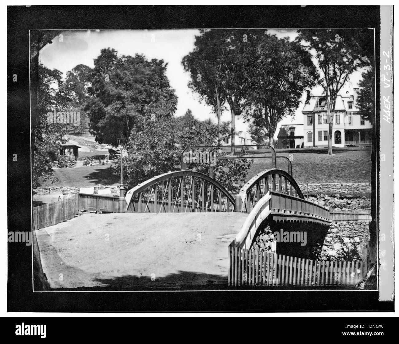(Original en possession de la Société historique de Woodstock) date inconnue. Reproduit avec autorisation. Vue en direction nord vers George Perkins Marsh MONUMENT HISTORIQUE - Elm Street Bridge, enjambant la rivière Ottauquechee, Woodstock, comté de Windsor, VT ; Pont National et de fer ; de l'entreprise et de Woodstock Royalton Turnpike Company ; Raymond, William ; Raymond, Barna ; Marsh, Charles P ; Parker, Charles H ; Parker, un W ; Blodgett, William A ; Curry, Cadwallader ; Clement, Dan, émetteur ; Christianson, Justine, émetteur Banque D'Images