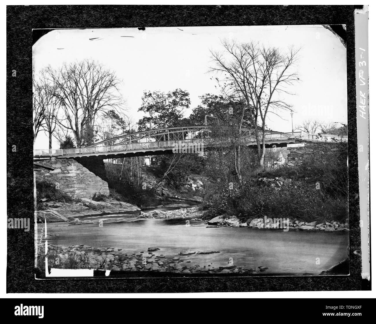 (Original en possession de la Société historique de Woodstock) Reproduit avec l'autorisation vue vers l'Est - Elm Street Bridge, enjambant la rivière Ottauquechee, Woodstock, comté de Windsor, VT ; Pont National et de fer ; de l'entreprise et de Woodstock Royalton Turnpike Company ; Raymond, William ; Raymond, Barna ; Marsh, Charles P ; Parker, Charles H ; Parker, un W ; Blodgett, William A ; Curry, Cadwallader ; Clement, Dan, émetteur ; Christianson, Justine, émetteur Banque D'Images