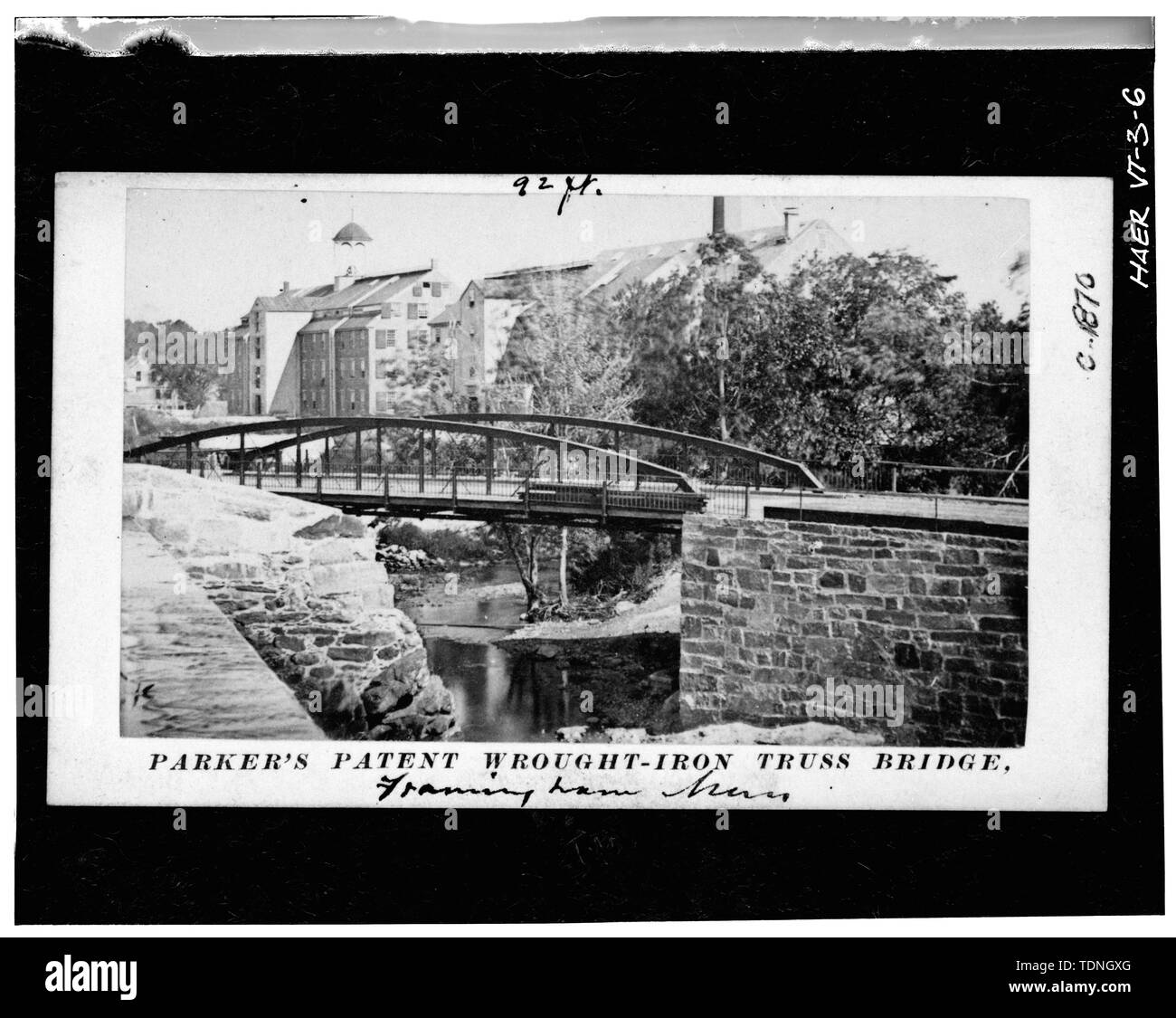 (Original en possession de la Division de Génie Mécanique et Génie Civil, Smithsonian Institute) PONT SIMILAIRE À FRAMINGHAM DANS LE MASSACHUSETTS - Elm Street Bridge, enjambant la rivière Ottauquechee, Woodstock, comté de Windsor, VT ; Pont National et de fer ; de l'entreprise et de Woodstock Royalton Turnpike Company ; Raymond, William ; Raymond, Barna ; Marsh, Charles P ; Parker, Charles H ; Parker, un W ; Blodgett, William A ; Curry, Cadwallader ; Clement, Dan, émetteur ; Christianson, Justine, émetteur Banque D'Images