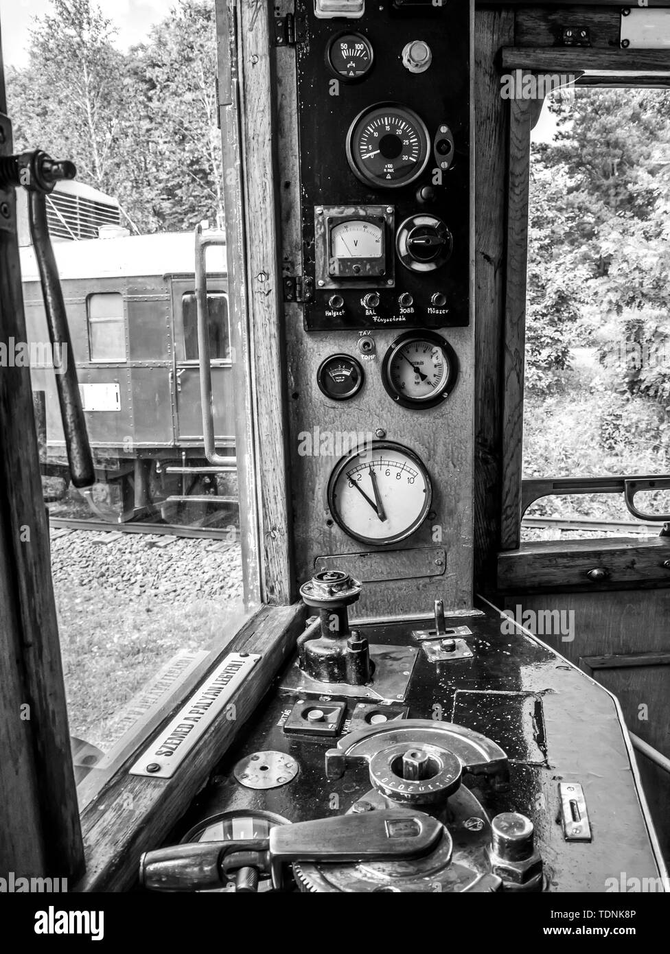 Vue sur le panneau de contrôle d'un train rétro à Szentendre, Hongrie sur une journée ensoleillée. Banque D'Images