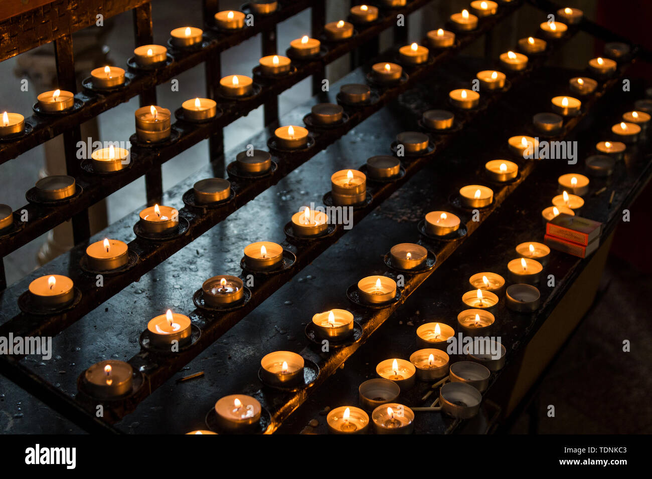 Bougies de prière brûlant dans une église templom de Jezus szive, Koszeg, Hongrie Banque D'Images