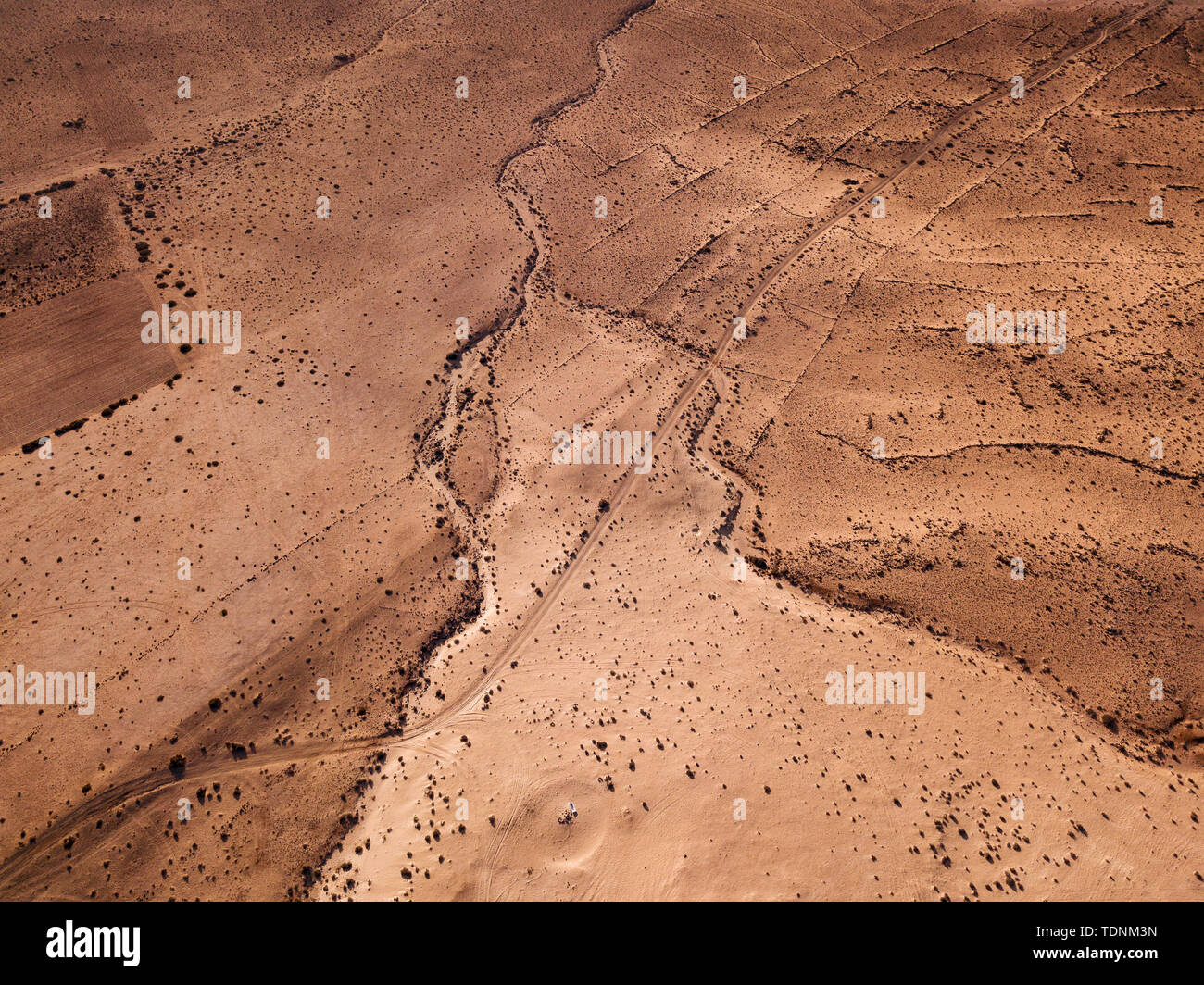 Vue aérienne d'un paysage désertique, sur l'île de Lanzarote, îles Canaries, Espagne. Route qui traverse un désert. Route de terre. Le sol du désert, sable, roche Banque D'Images