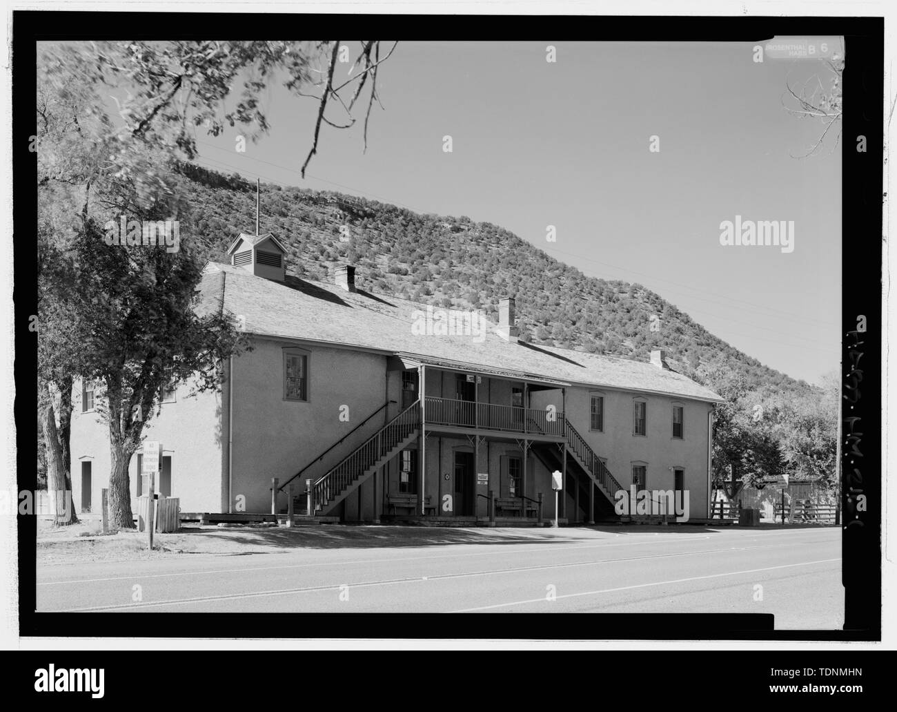 Vue en perspective du nord-est - Palais de justice, U.S. Highway 380, Lincoln, Lincoln County, NM Banque D'Images