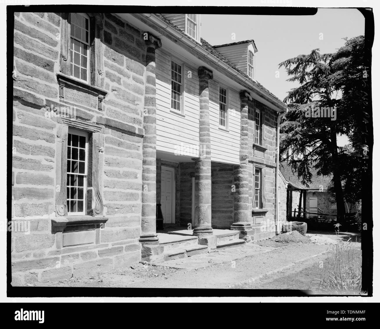 Vue en perspective du sud-est. - John Bartram Maison et jardin, maison, 54th Street et Lindbergh Boulevard, Philadelphie, comté de Philadelphie, PA ; Bartram, John ; Eastwick, Andrew ; Carr, Robert ; Carr, Ann Bartram ; John Bartram Association ; Jacobs, James, historien ; Elliott, Joseph, photographe ; souche, Mary Ellen, délinéateur ; Falwell, Kathryn A, délinéateur, Villavicencio, Kelton, délinéateur ; Arzola, Robert R, gestionnaire de projet Banque D'Images