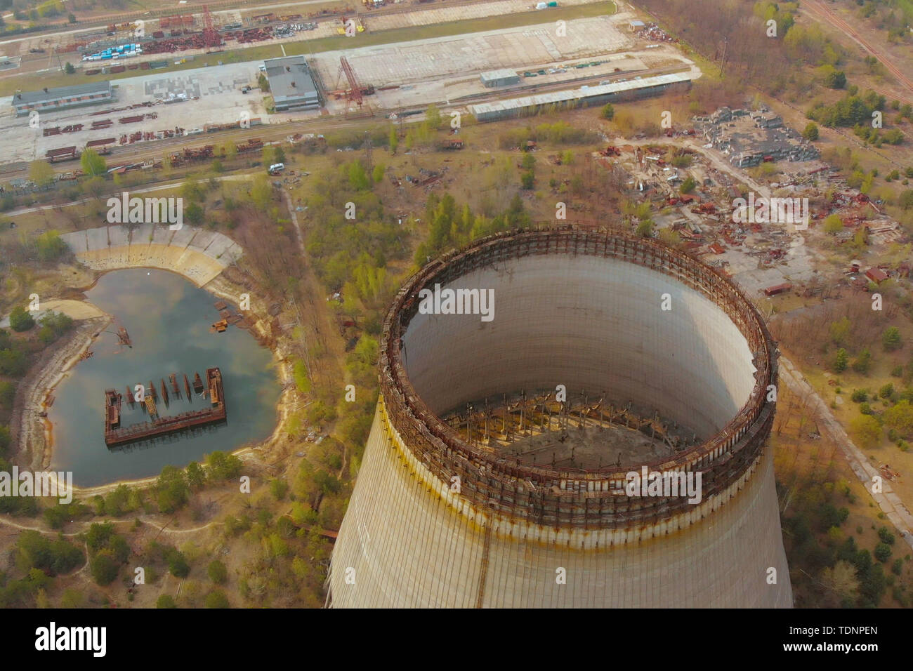 Drone survole près de la tour de refroidissement de la centrale nucléaire de Tchernobyl. Centrale nucléaire de Tchernobyl. Donnant sur la tour de refroidissement de centrale nucléaire en Banque D'Images