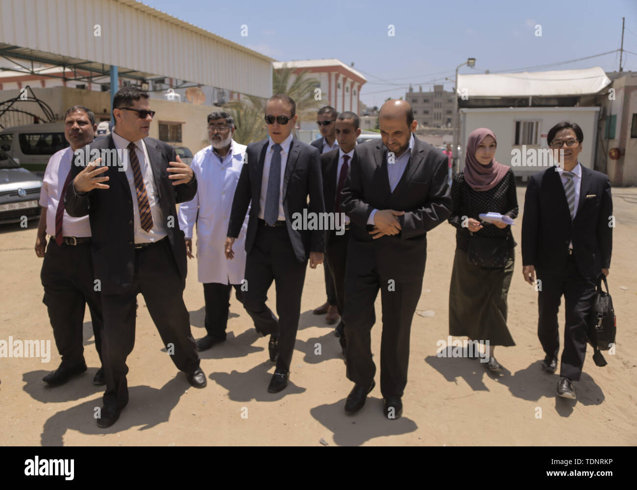 L'ambassadeur pour les affaires palestiniennes et représentant du Japon à la Palestine d'Okubo Takeshi arrive à la cérémonie d'ouverture d'un projet d'énergie solaire financé par le gouvernement japonais au Complexe Médical de Nasser à Khan Younis, dans la bande de Gaza. Banque D'Images