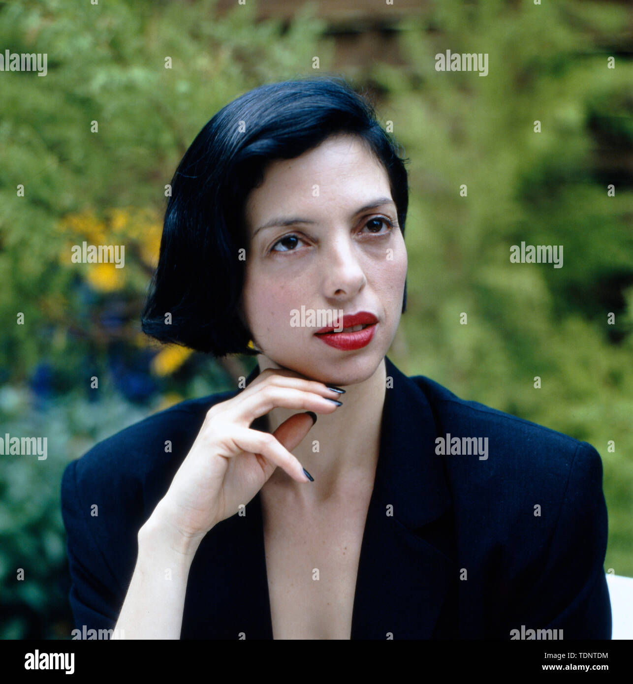 Porträt der US-amerikanischen Sängerin und Schauspielerin Helen Schneider vor dem Auftritt zur ZDF-Show 'Na' siehste am 30.08.1987 in Deutschland. Portrait de l'US-chanteur et l'actrice Helen Schneider avant l'exécution pour la ZDF-Show 'Na' siehste sur 30.08.1987 en Allemagne. Banque D'Images