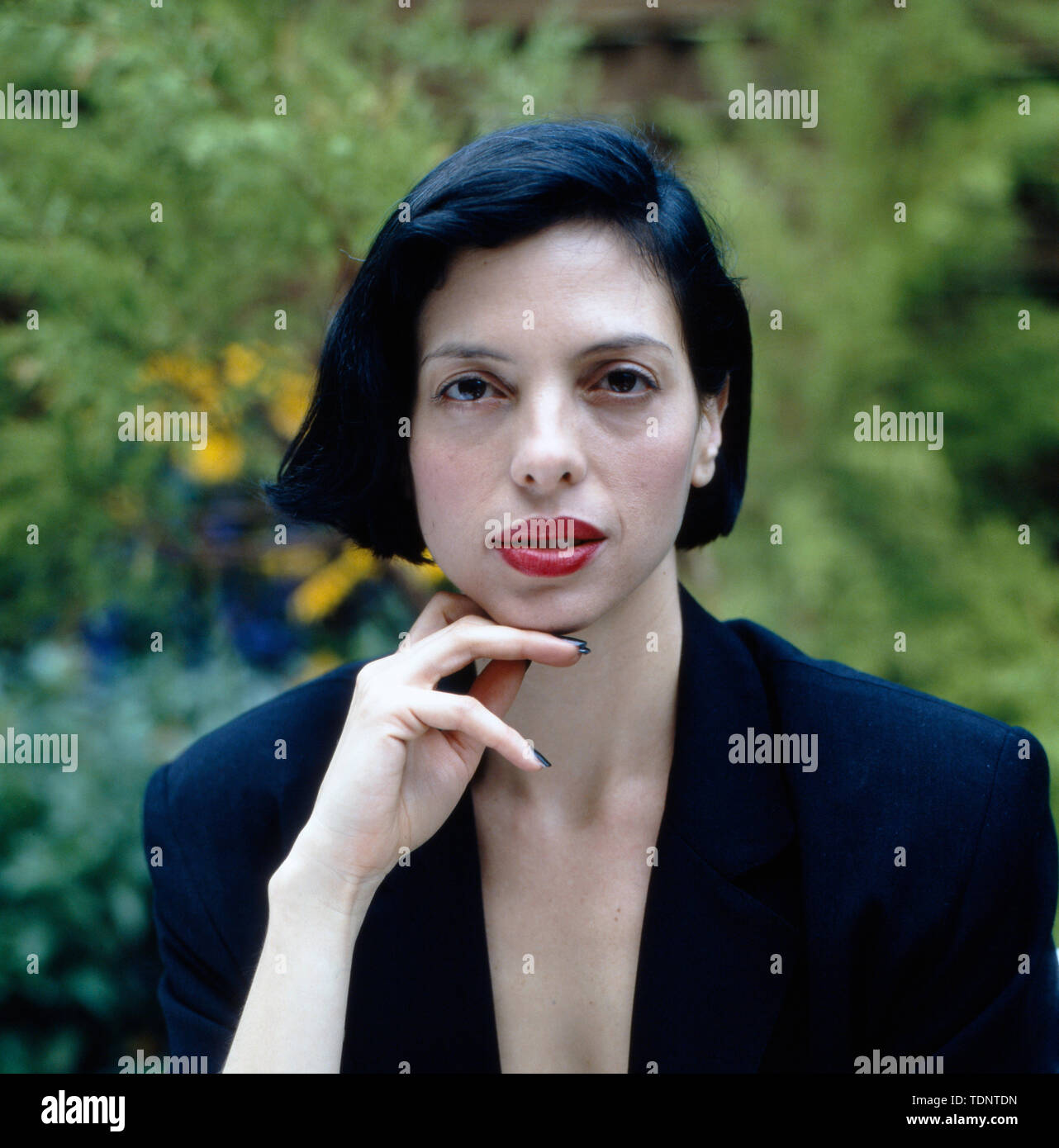 Porträt der US-amerikanischen Sängerin und Schauspielerin Helen Schneider vor dem Auftritt zur ZDF-Show 'Na' siehste am 30.08.1987 in Deutschland. Portrait de l'US-chanteur et l'actrice Helen Schneider avant l'exécution pour la ZDF-Show 'Na' siehste sur 30.08.1987 en Allemagne. Banque D'Images