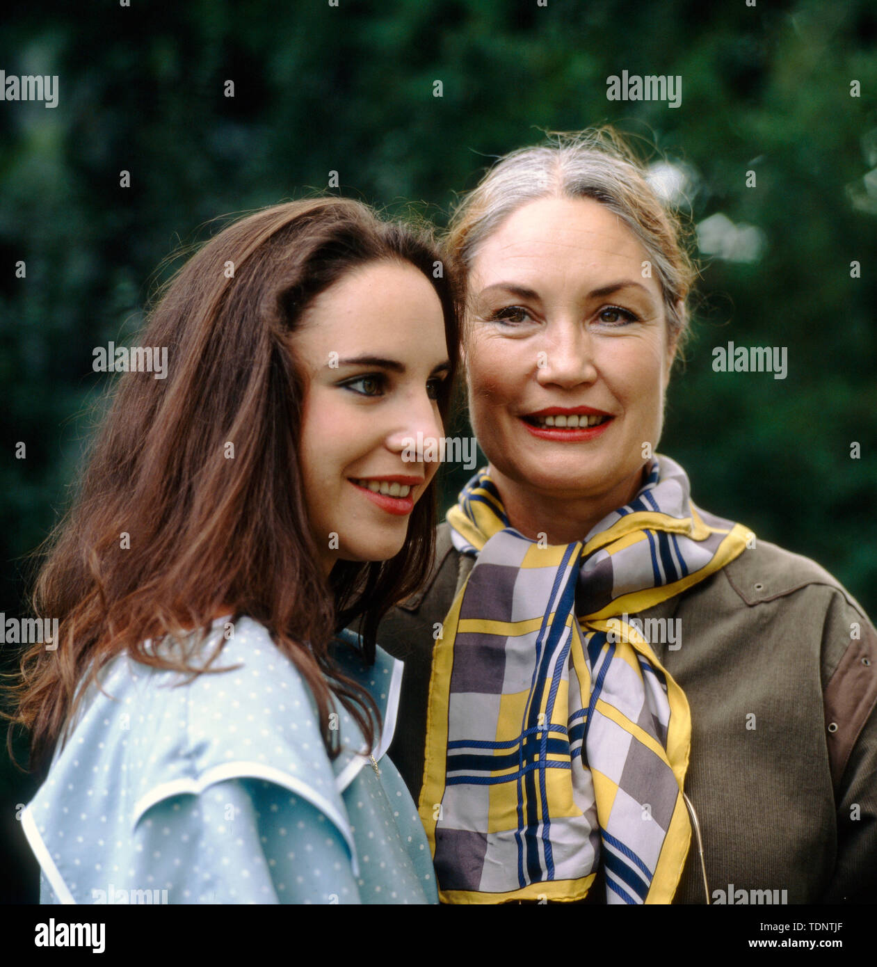 Ellen Schwiers Foto von Mutter und Tochter Katerina Jacob beides deutsche Schauspielerinnen, Deutschland ca. 1980er. Photo de mère Ellen Schwiers et sa fille Katerina Jacob les deux actrices allemandes, de l'Allemagne ca. Des années 1980. Banque D'Images