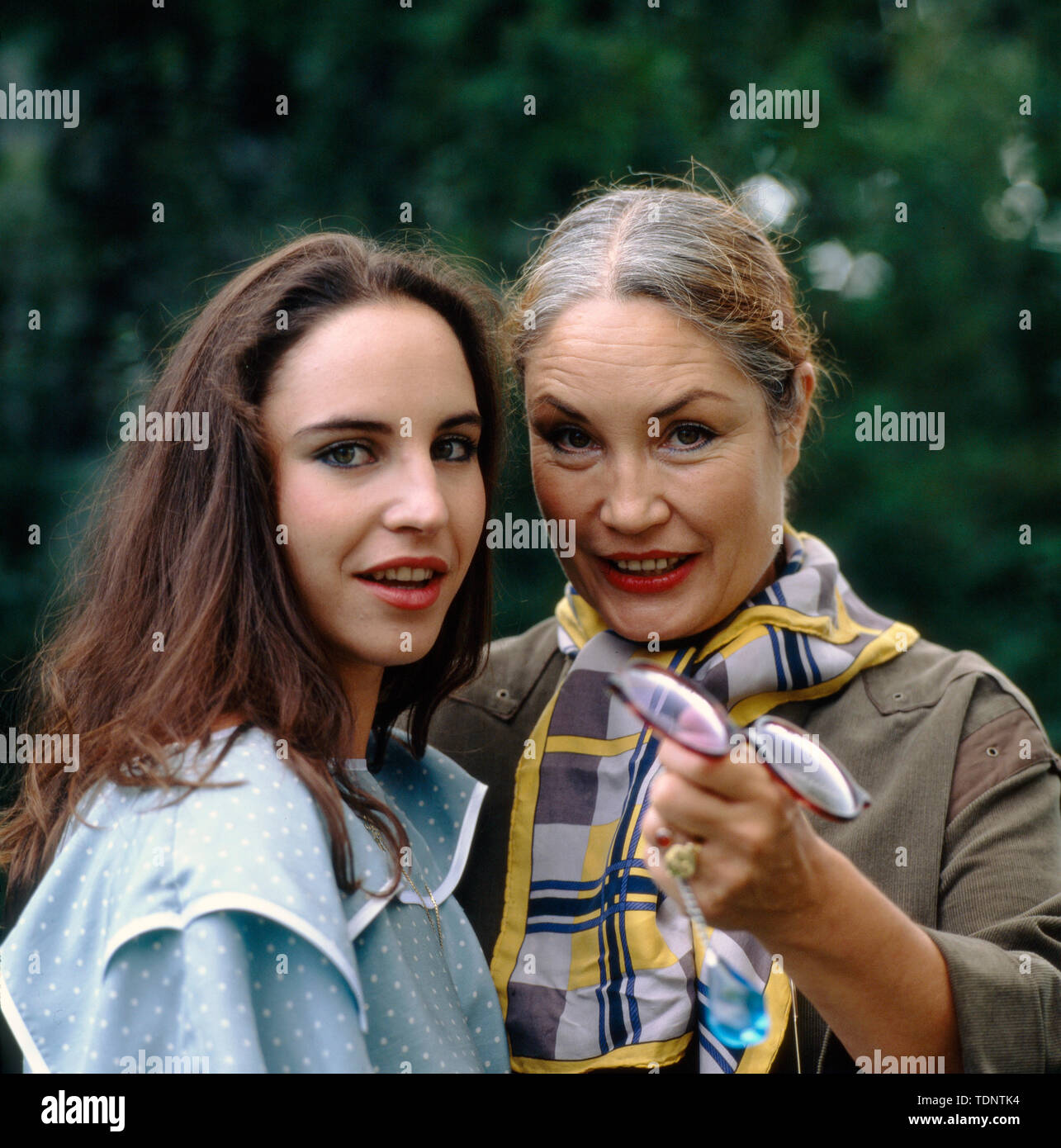 Ellen Schwiers Foto von Mutter und Tochter Katerina Jacob beides deutsche Schauspielerinnen, Deutschland ca. 1980er. Photo de mère Ellen Schwiers et sa fille Katerina Jacob les deux actrices allemandes, de l'Allemagne ca. Des années 1980. Banque D'Images