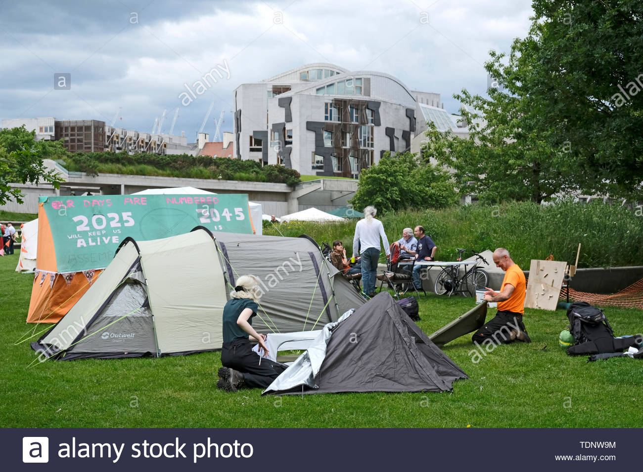 Camp rebelle de Holyrood, hébergé par la rébellion d'extinction l'Ecosse en raison de l'extérieur du parc de Holyrood le parlement écossais du dimanche 16 au jeudi 20 juin, c'est de mettre en évidence la cause de la réduction des émissions de carbone et à maintenir la pression sur les politiciens, qui débattront du projet de loi sur le climat les 18 et 25 juin. Credit : Craig Brown Banque D'Images