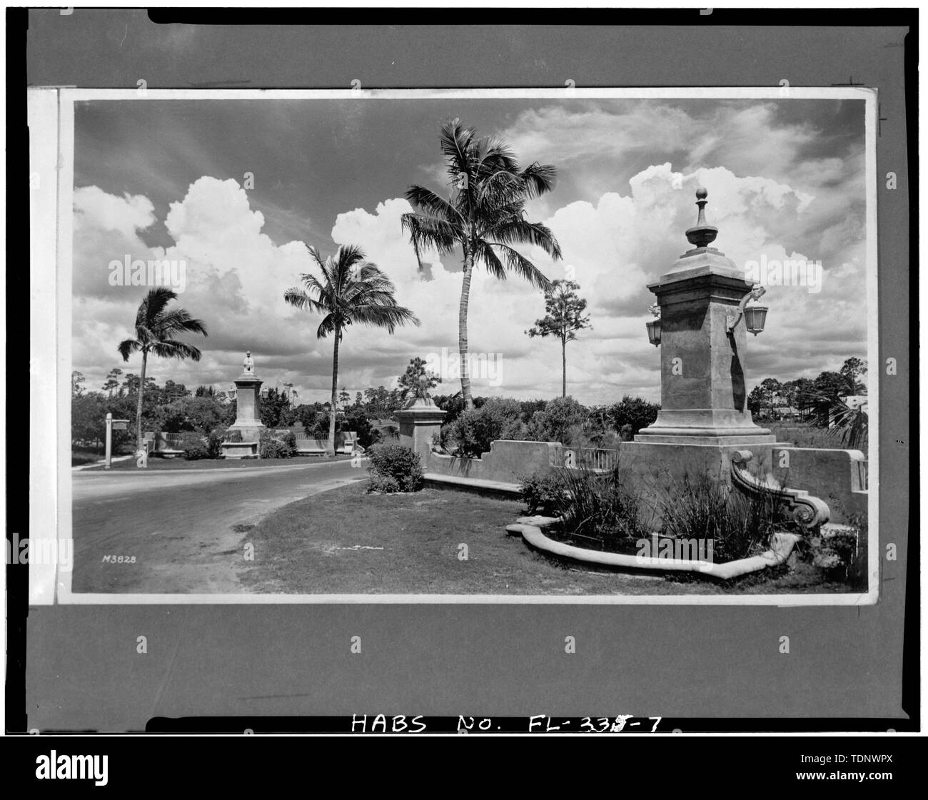 Photocopie de photographie (tirage original dans la bibliothèque publique de Coral Gables, Collection Fishbaugh, M 3828) Photographe inconnu, 1923-1925 SEGOVIA PLAZA - Coral Gables (entrées, rues, portes, et places), Coral Gables, Comté de Miami-Dade, en Floride Banque D'Images