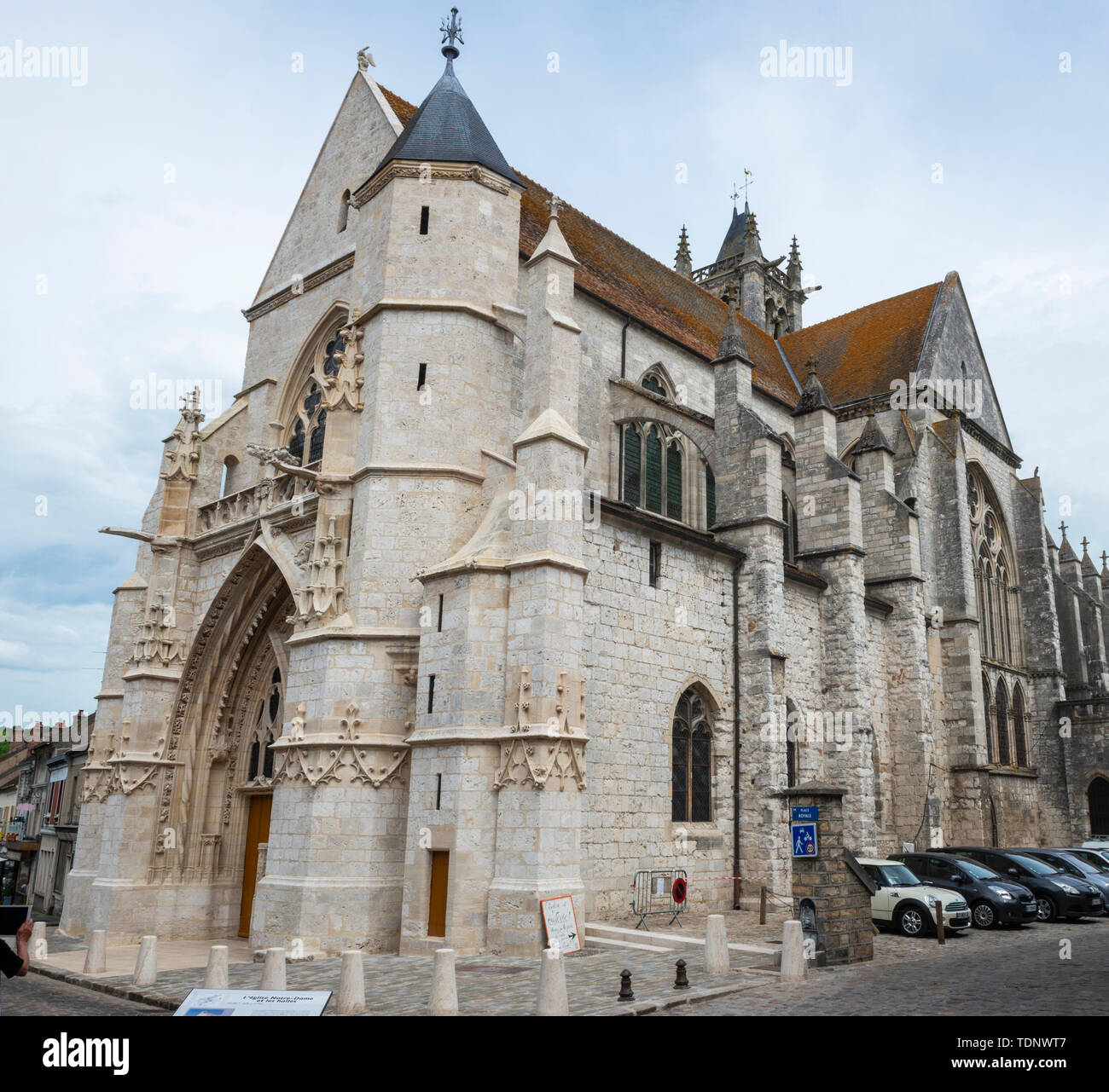 Vue extérieure de l'Eglise Notre-Dame à Moret-sur-Loing, Seine-et-Marne, Île-de-France Région du centre-nord de la France Banque D'Images