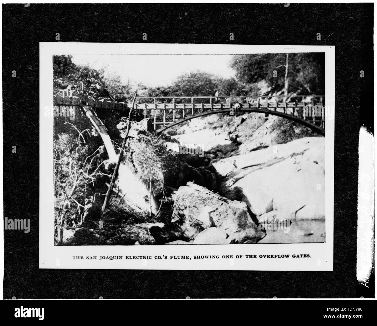 Photocopie d'une photo-ca. 1896-arche de bois montrant pont sur l'embranchement nord de la rivière San Joaquin au nord-est de Fresno, CA. Cette structure a été conçue par Eastwood dans le cadre de la San Joaquin Electric Company est l'usine hydro-électrique ; c'est un dessin qui indique son intérêt dans la structure de l'arch avant qu'il commença la construction de barrages à voûtes multiples. Avec la permission de M. Charles Allan Whitney. - Barrage du ruisseau Little Rock, Little Rock Creek, Littlerock, comté de Los Angeles, CA Banque D'Images