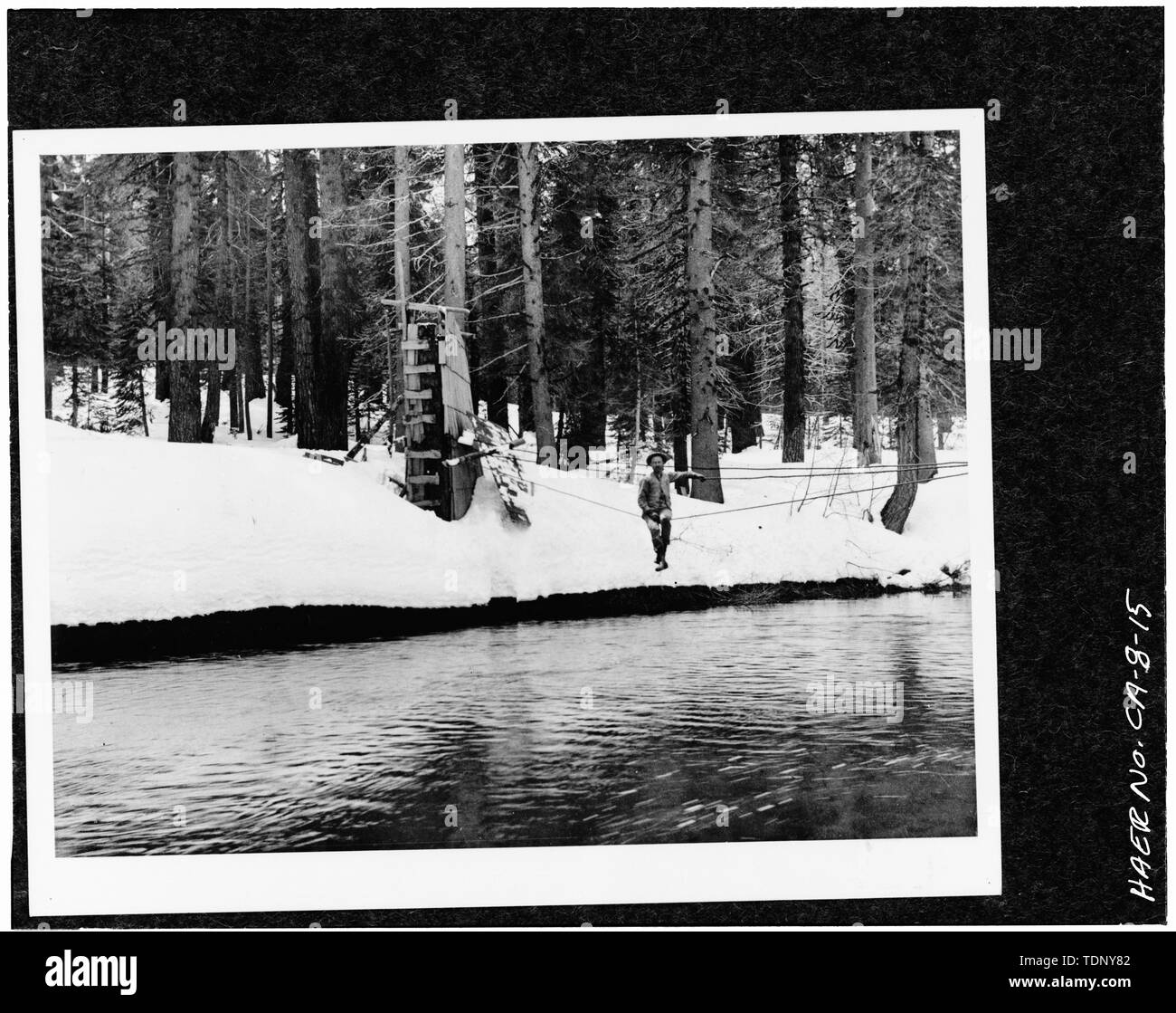 Photocopie d'une photo-ca. 1902-montrant Eastwood impliqués dans un un flux dans le cadre de la Big Creek. Avec la permission de M. Charles Allan Whitney. - Barrage du ruisseau Little Rock, Little Rock Creek, Littlerock, comté de Los Angeles, CA Banque D'Images