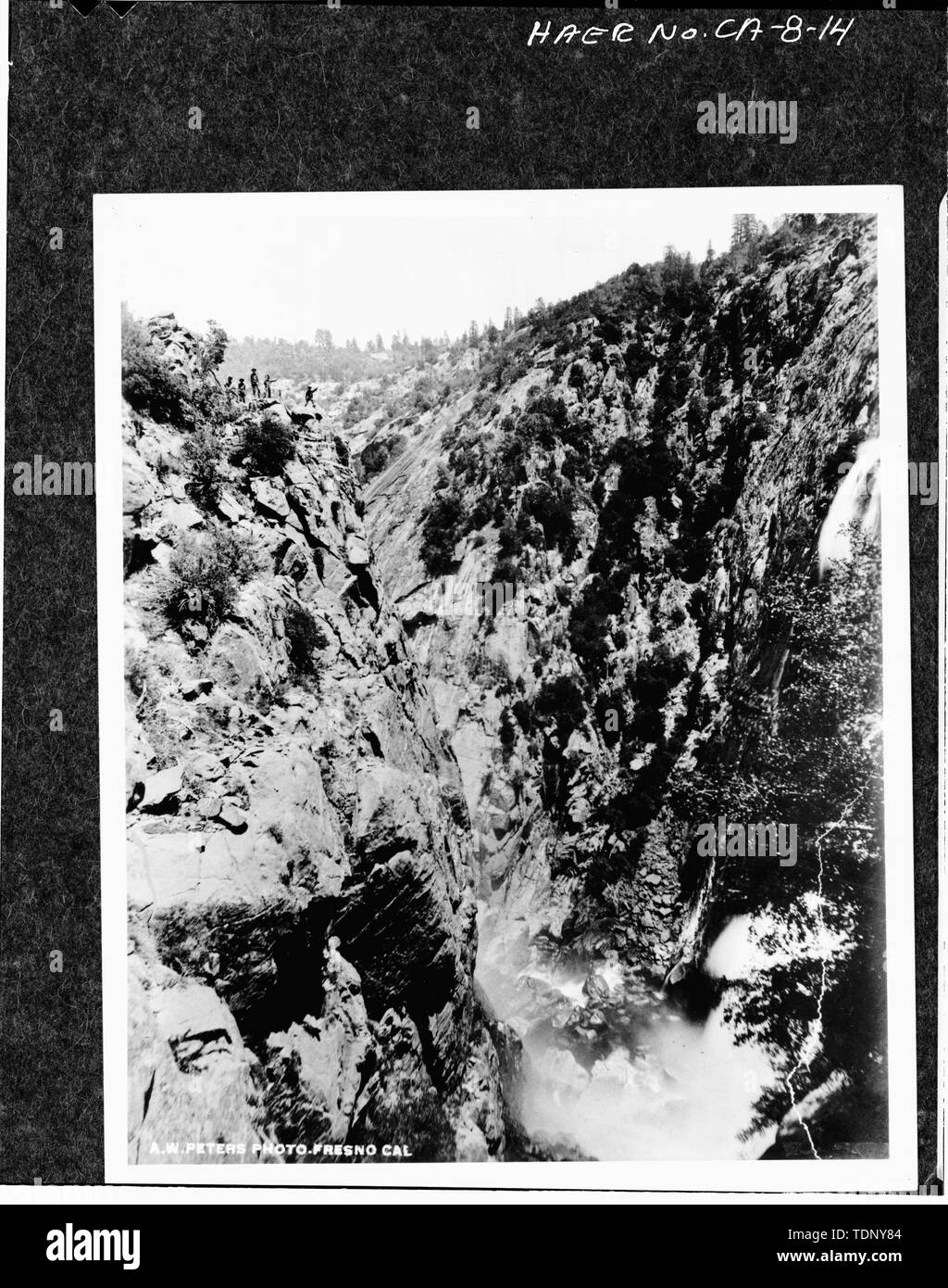 Photocopie d'une photo-ca. 1902-prises par A. W. Peters montrant Eastwood et son parti l'arpentage pour le projet du ruisseau Big. Le parti d'arpentage est visible dans le coin supérieur droit. Avec la permission de M. Charles Allan Whitney. - Barrage du ruisseau Little Rock, Little Rock Creek, Littlerock, comté de Los Angeles, CA Banque D'Images