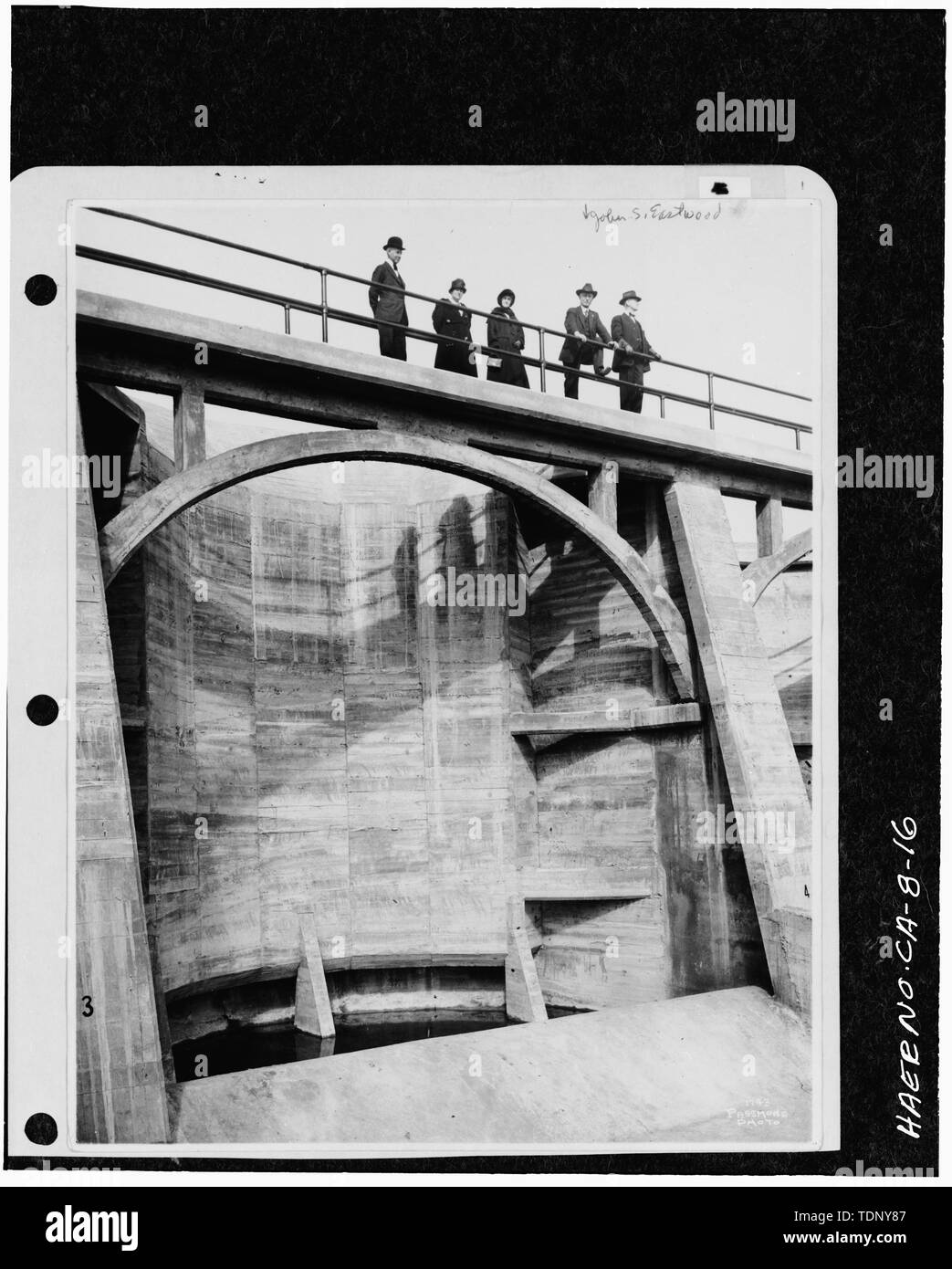 Photocopie d'une photo-ca. 1917-montrant Eastwood et d'autres de l'inspection du barrage Murray récemment construit dans le comté de San Diego, CA. Avec la permission de M. Charles Allan Whitney. - Barrage du ruisseau Little Rock, Little Rock Creek, Littlerock, comté de Los Angeles, CA Banque D'Images