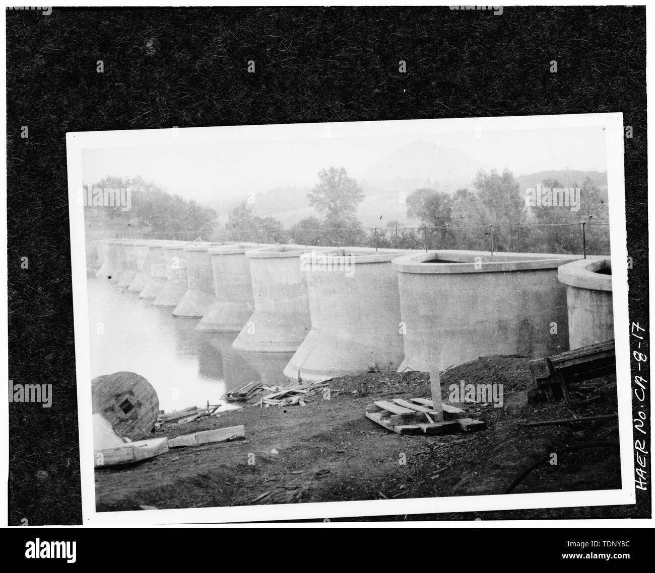 Photocopie d'une photo-ca. 1920-montrant récemment achevée Argonaut, près de Jackson, CA. Structure a été construite par l'Argonaut Mining Company. Avec la permission de M. Charles Allan Whitney. - Barrage du ruisseau Little Rock, Little Rock Creek, Littlerock, comté de Los Angeles, CA Banque D'Images