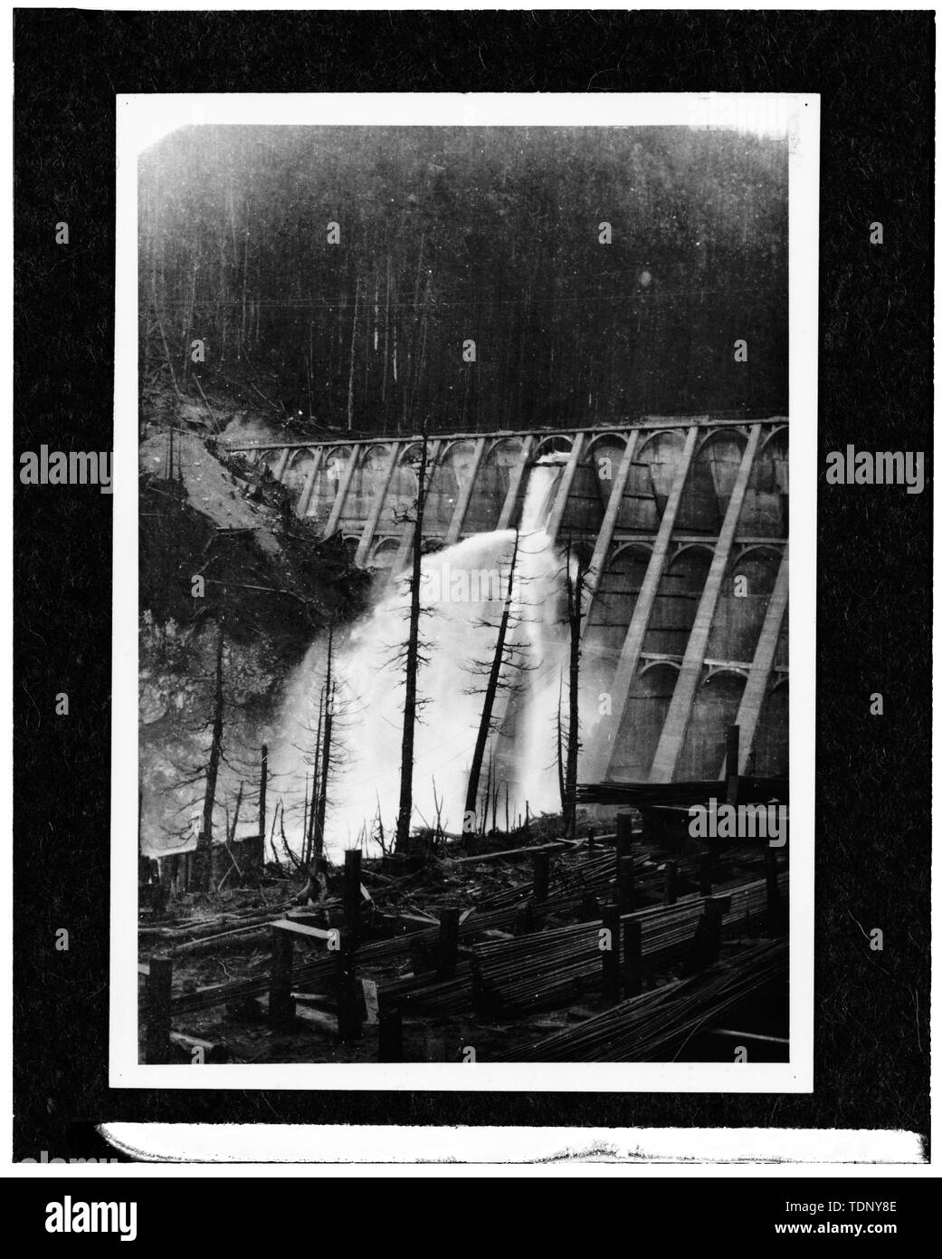 Photocopie d'une photo-ca. 1923-montrant le barrage Anyox en Colombie-Britannique, Canada, juste avant l'achèvement de la voûte définitive. Une tempête soudaine rempli le réservoir et l'eau a commencé sur l'arche inachevée joint torique ; le barrage a été blessé par le déluge inattendu et Eastwood utilisé cette photo comme preuve de la grande force de ses créations. Avec la permission de M. Charles Allan Whitney.20. Vue d'HÉLICOPTÈRE ÉLOIGNÉ AU SUD-EST JUSQU'LITTLE ROCK CREEK CANYON, AVEC BARRAGE ET RÉSERVOIR SITUÉ AU CENTRE DROIT. PALMDALE-FOSSÉ LITTLEROCK, marqué par une végétation dense, CROIX ROUTE À BAS DU CENTRE. - Little Rock Creek Dam, L Banque D'Images
