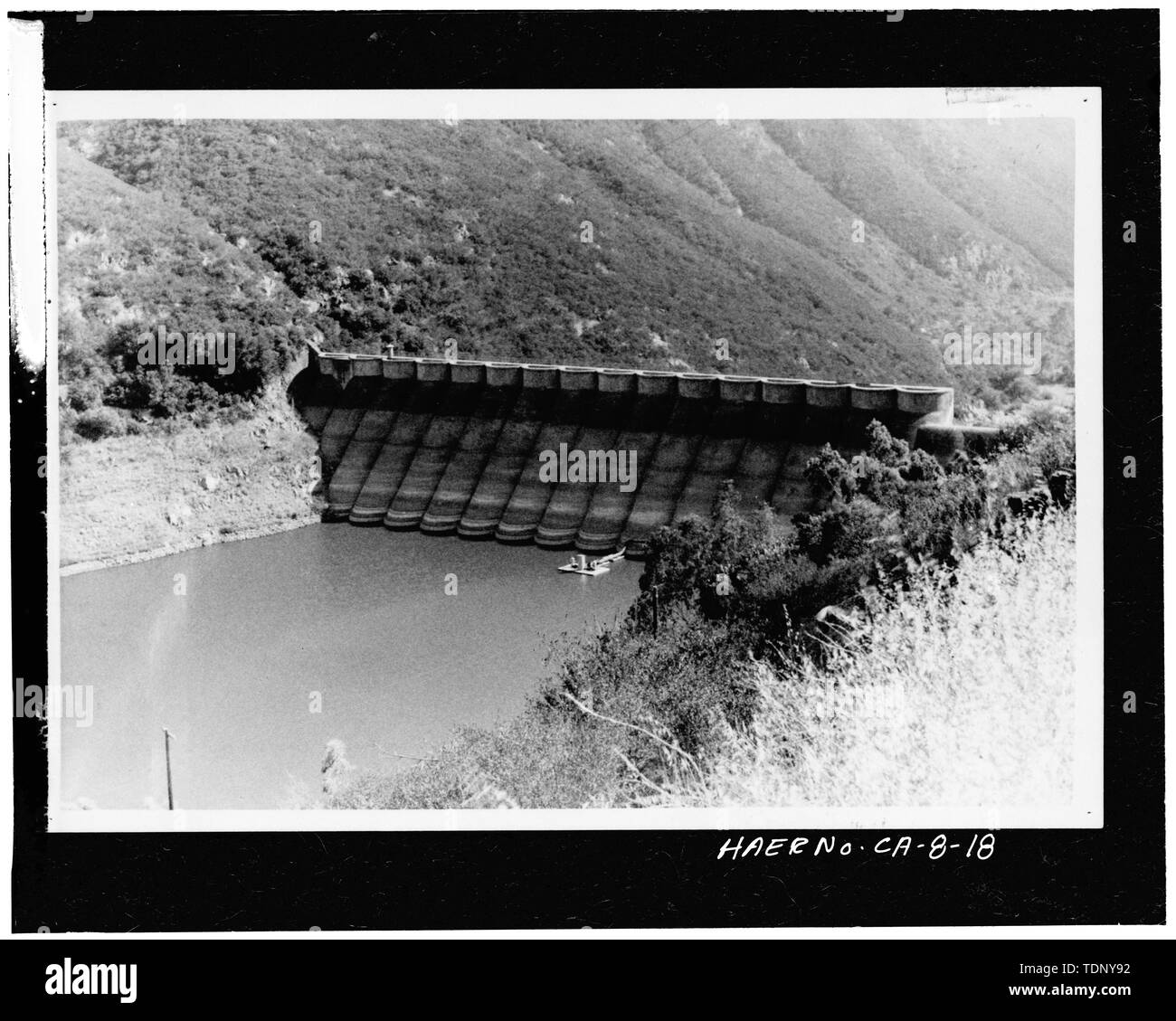 Photocopie d'une photo-ca. 1950-montrant Lake Hodges barrage dans le comté de San Diego, CA., pendant une période de faible de l'eau. Avec la permission de M. Charles Allan Whitney. - Barrage du ruisseau Little Rock, Little Rock Creek, Littlerock, comté de Los Angeles, CA Banque D'Images