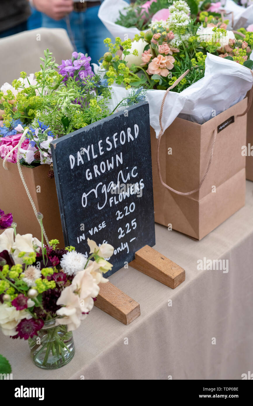 La vente de fleurs coupées organique à Daylesford Organic Farm festival d'été. Daylesford, Gloucestershire, Cotswolds, Royaume-Uni Banque D'Images