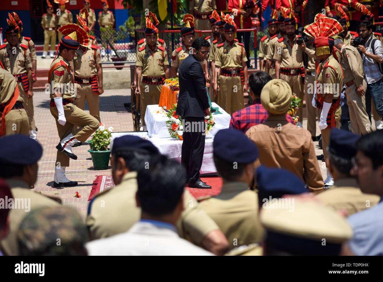 Les policiers indiens rend hommage à leur collègue Arshad Khan lors de sa cérémonie de dépôt de gerbes à Srinagar. Agent de Station House, Arshad Khan qui a été grièvement blessé dans une attaque de militants le 12 juin, qui a également laissé cinq soldats paramilitaires indiens morts, a succombé de ses blessures dans un hôpital de New Delhi le dimanche. Banque D'Images