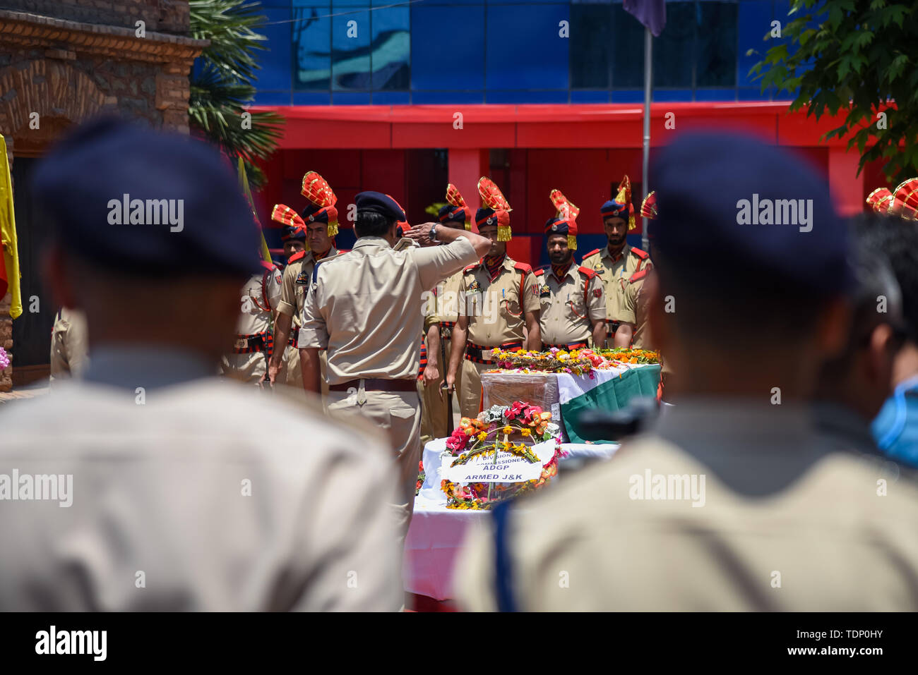 Les policiers indiens rend hommage à leur collègue Arshad Khan lors de sa cérémonie de dépôt de gerbes à Srinagar. Agent de Station House, Arshad Khan qui a été grièvement blessé dans une attaque de militants le 12 juin, qui a également laissé cinq soldats paramilitaires indiens morts, a succombé de ses blessures dans un hôpital de New Delhi le dimanche. Banque D'Images