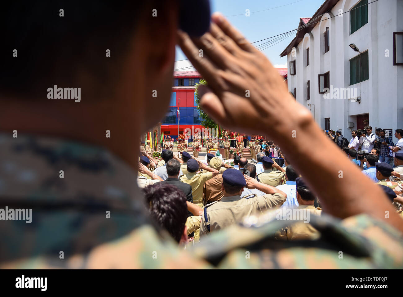 Les policiers indiens rend hommage à leur collègue Arshad Khan lors de sa cérémonie de dépôt de gerbes à Srinagar. Agent de Station House, Arshad Khan qui a été grièvement blessé dans une attaque de militants le 12 juin, qui a également laissé cinq soldats paramilitaires indiens morts, a succombé de ses blessures dans un hôpital de New Delhi le dimanche. Banque D'Images