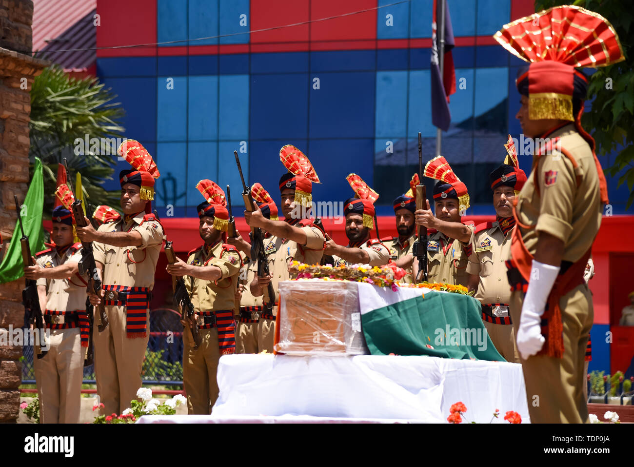 Les policiers indiens rend hommage à leur collègue Arshad Khan lors de sa cérémonie de dépôt de gerbes à Srinagar. Agent de Station House, Arshad Khan qui a été grièvement blessé dans une attaque de militants le 12 juin, qui a également laissé cinq soldats paramilitaires indiens morts, a succombé de ses blessures dans un hôpital de New Delhi le dimanche. Banque D'Images