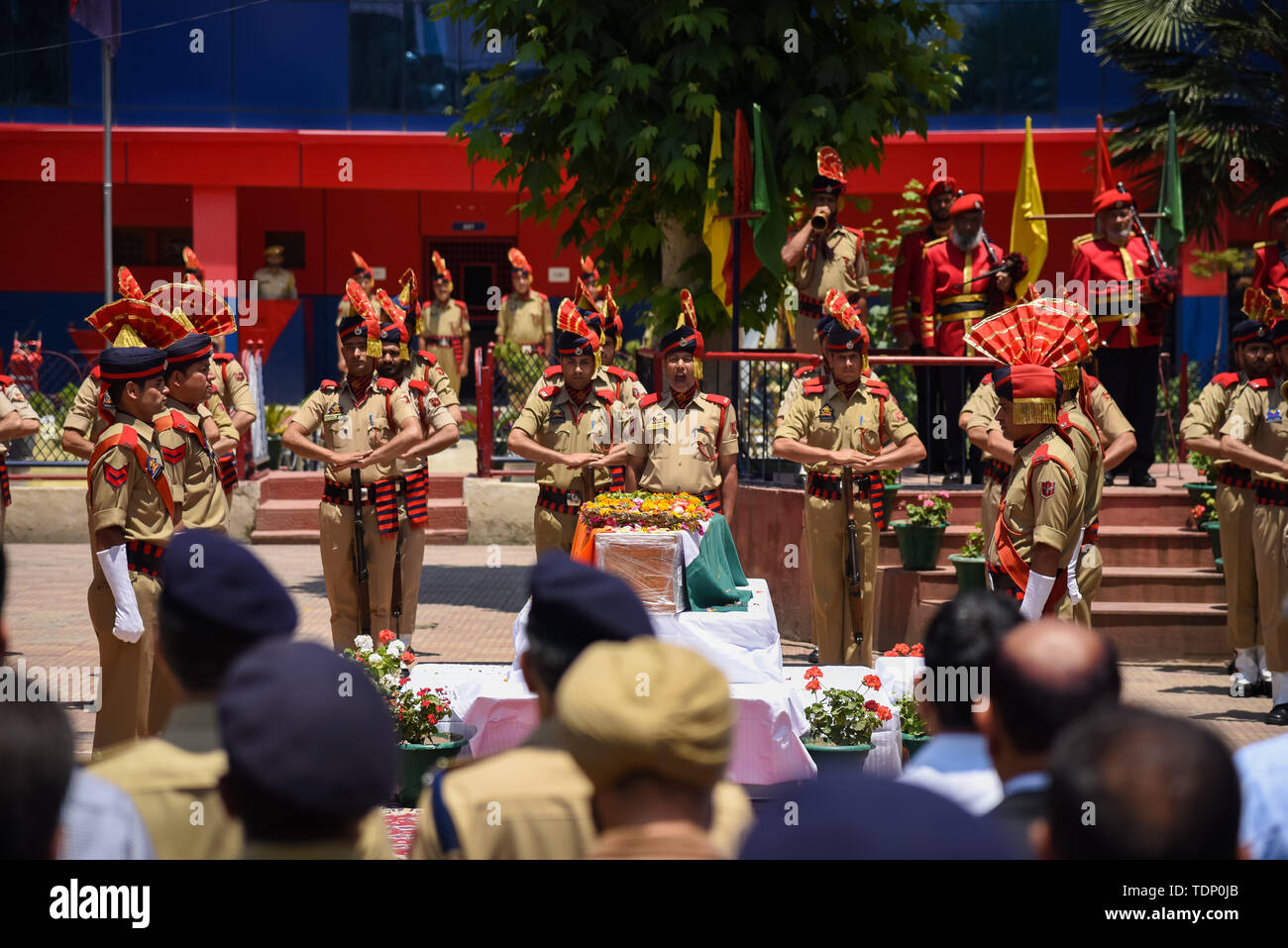 Les policiers indiens rend hommage à leur collègue Arshad Khan lors de sa cérémonie de dépôt de gerbes à Srinagar. Agent de Station House, Arshad Khan qui a été grièvement blessé dans une attaque de militants le 12 juin, qui a également laissé cinq soldats paramilitaires indiens morts, a succombé de ses blessures dans un hôpital de New Delhi le dimanche. Banque D'Images