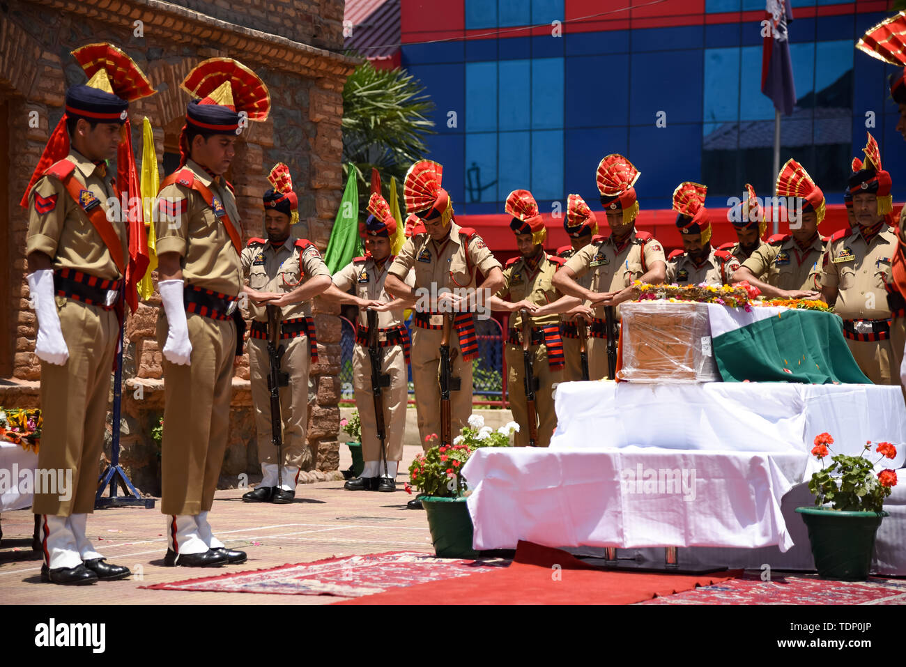 Les policiers indiens rend hommage à leur collègue Arshad Khan lors de sa cérémonie de dépôt de gerbes à Srinagar. Agent de Station House, Arshad Khan qui a été grièvement blessé dans une attaque de militants le 12 juin, qui a également laissé cinq soldats paramilitaires indiens morts, a succombé de ses blessures dans un hôpital de New Delhi le dimanche. Banque D'Images