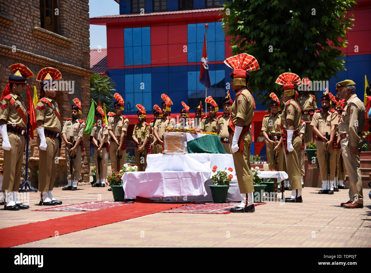 Les policiers indiens rend hommage à leur collègue Arshad Khan lors de sa cérémonie de dépôt de gerbes à Srinagar. Agent de Station House, Arshad Khan qui a été grièvement blessé dans une attaque de militants le 12 juin, qui a également laissé cinq soldats paramilitaires indiens morts, a succombé de ses blessures dans un hôpital de New Delhi le dimanche. Banque D'Images