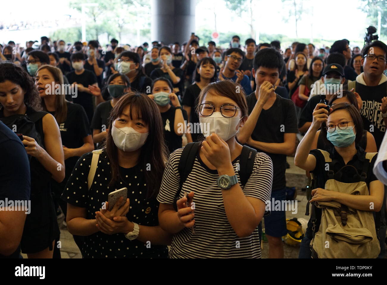 Les manifestants excités à la libération de l'activiste pro-démocratie, un jour après la manifestation. Militant pro-démocratie Joshua Wong a été libéré de prison pour les manifestants occupent toujours la zone d'entrée du Conseil législatif un jour après la manifestation massive. Selon les organisateurs, environ 2 millions de personnes ont participé à la manifestation de protestation contre le projet de loi sur l'extradition. Banque D'Images