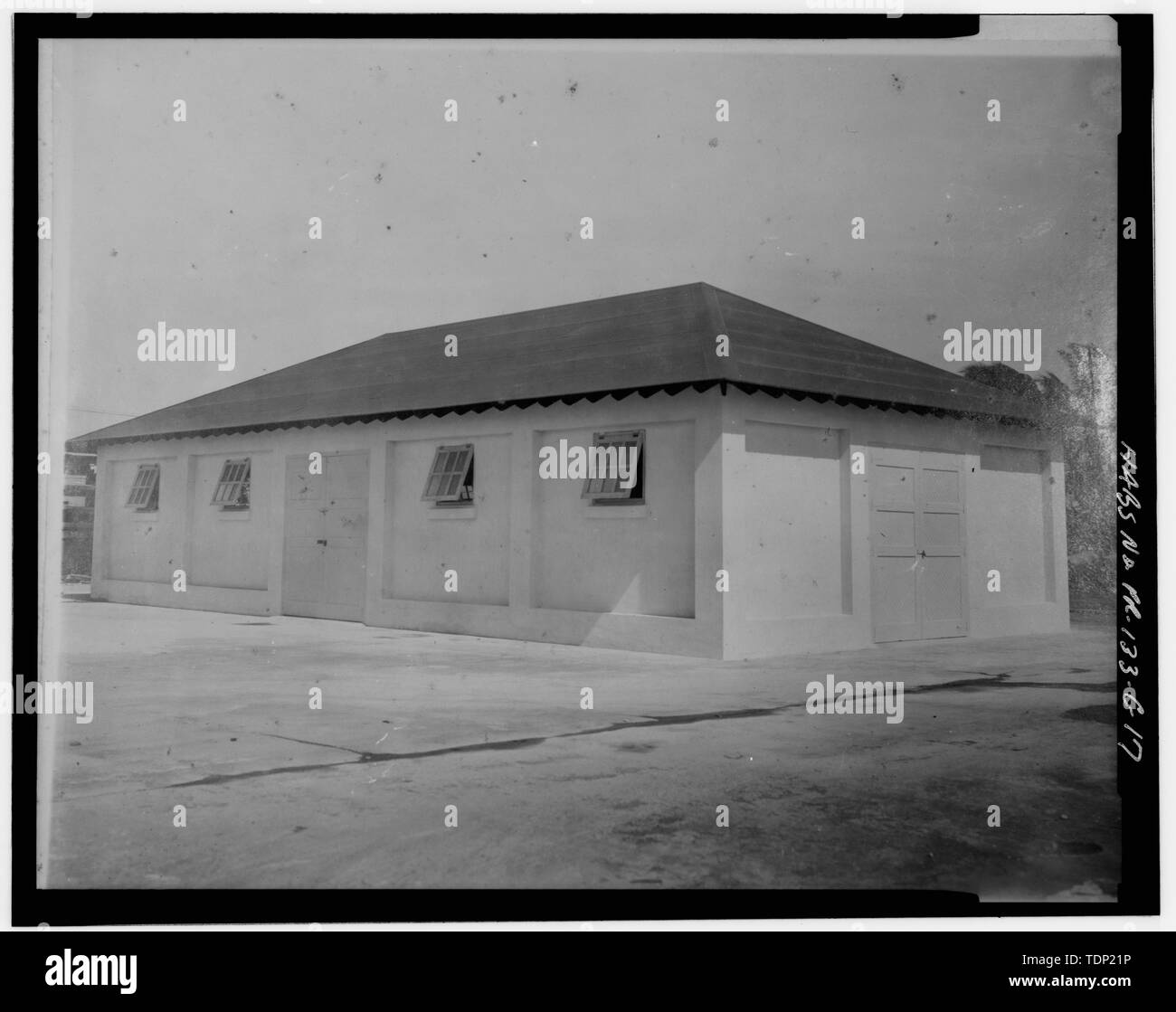 Photocopie de photographie historique, Bâtiment 101 en construction, à nord-ouest. La base de la Garde côtière des États-Unis - San Juan, Store House, San Juan, San Juan, PR Municipio ; URS Corporation, entrepreneur ; Durbin, Jeffrey L, historien ; Tucher, Rob, photographe Banque D'Images