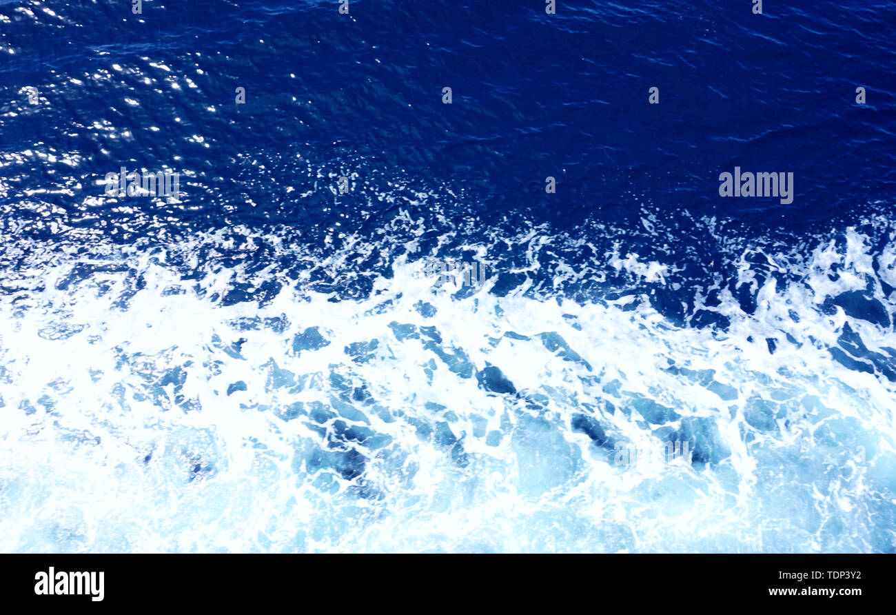 L'eau de mer ridée à l'encre de couleur bleu et blanc ton écume de mer, vue d'en haut. Résumé Contexte L'eau Banque D'Images