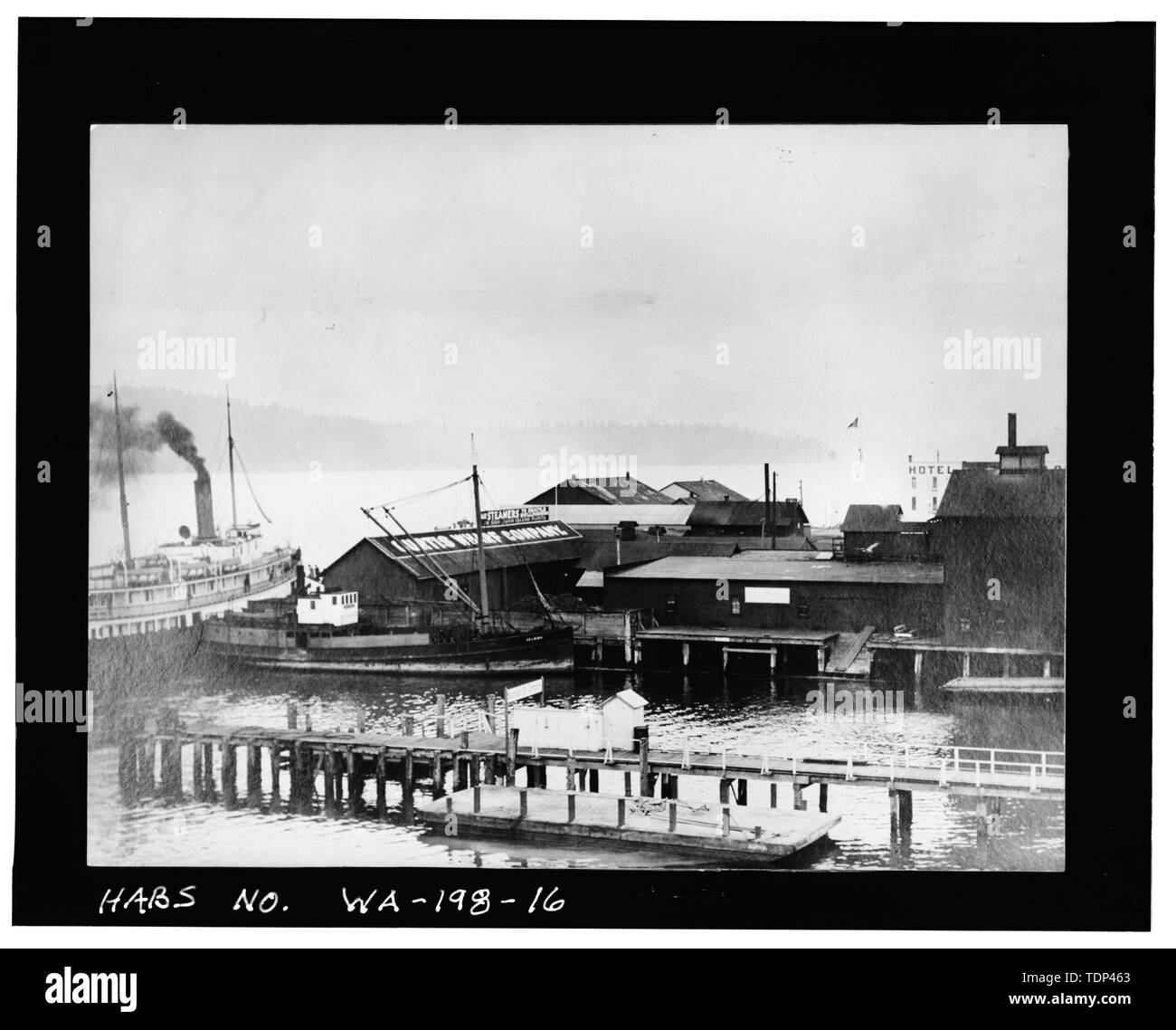 (Tirage original, Wallie C. Funk Collection.) Photographe inconnu. Publié dans l'American Anacortes, 19 mars 1914, 'Curtis Wharf Entreprise gère le trafic maritime de la grande ville." Voir à la nord-est. Au premier plan, la station d'huile standard ; derrière elle, le côté ouest de la principale station d'accueil. Dans le centre, façade ouest, Foin et Grain Warehouse (mise en bouteille fonctionne pas encore construites.) vers la droite, usine d'aliments. Remarque Le charbon bin à angle nord-ouest de l'entrepôt de grains et de foin. - Curtis Wharf, O et de la deuxième rue, Anacortes, Skagit Comté, WA ; Maul, David, émetteur Banque D'Images
