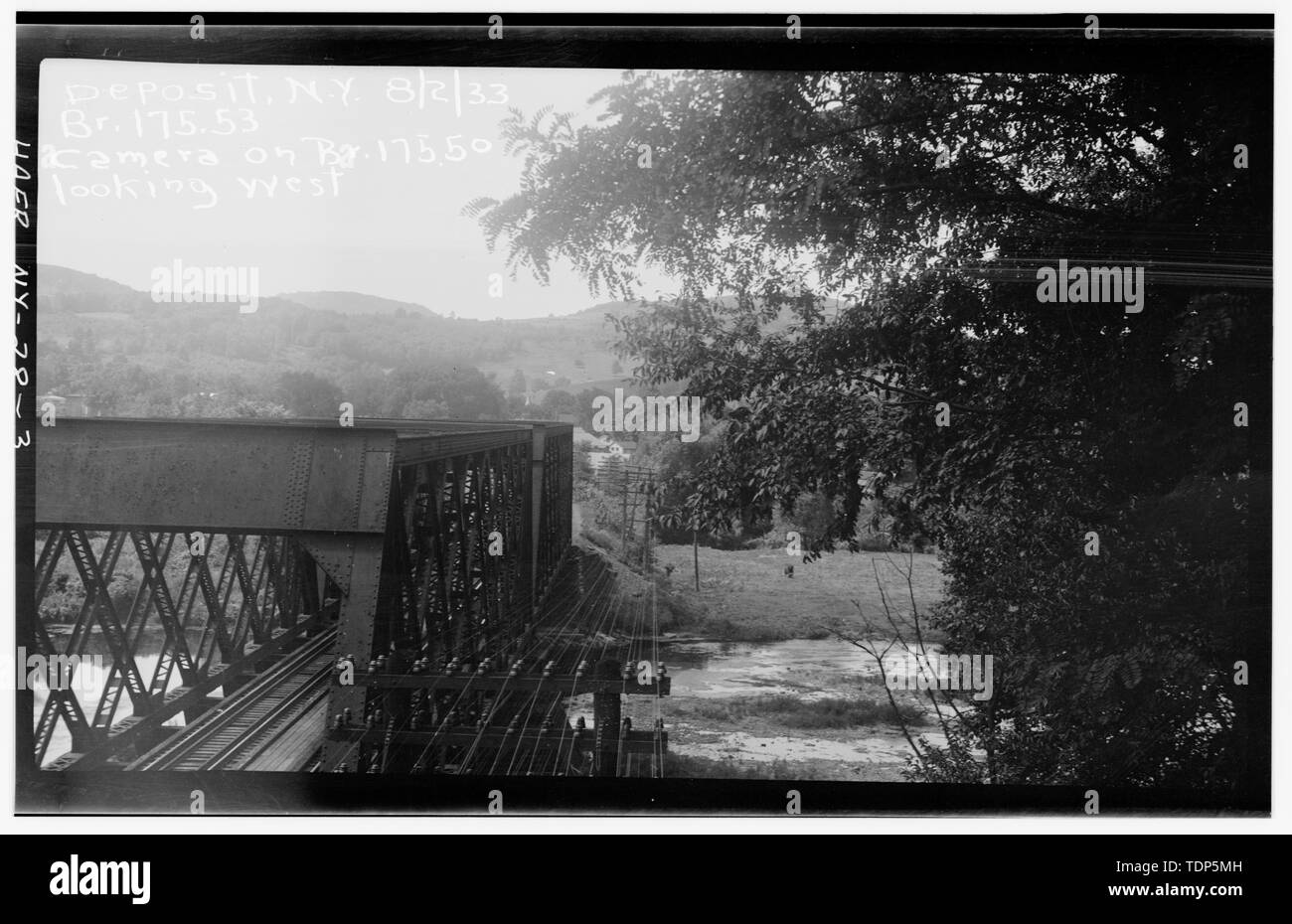 Photo de pont, à l'ouest, pris le 2 août 1933, avec la permission de l'Erie Railroad Company - Erie Railway, Division du Delaware, pont 175,53, Delaware River et Front Street, Caution, Broome County, NY Banque D'Images