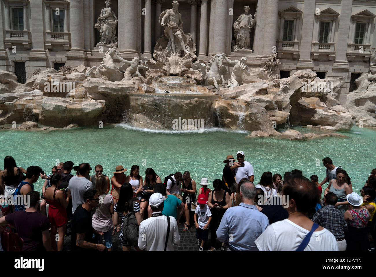 ROME, ITALIE - 15 juin 2019 - Prise de tourisme à selfies Fontana di Trevi fountain sur sunny day Banque D'Images