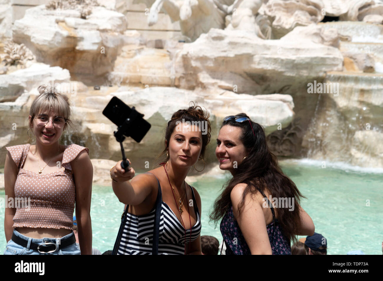 ROME, ITALIE - 15 juin 2019 - Prise de tourisme à selfies Fontana di Trevi fountain sur sunny day Banque D'Images