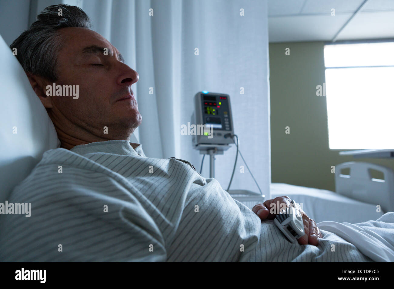 Male patient dormir dans la salle à l'hôpital Banque D'Images